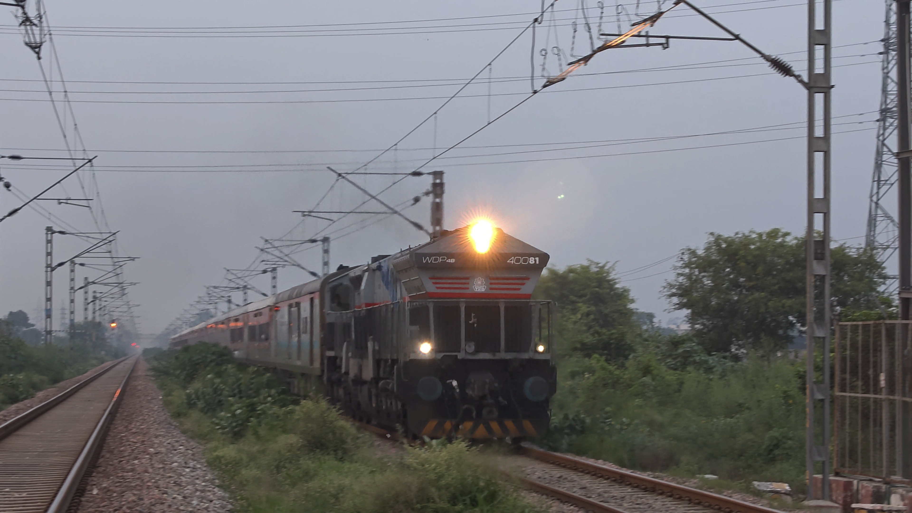 04131 Allahabad - Jammu Tawi AC Premium Special photo 2