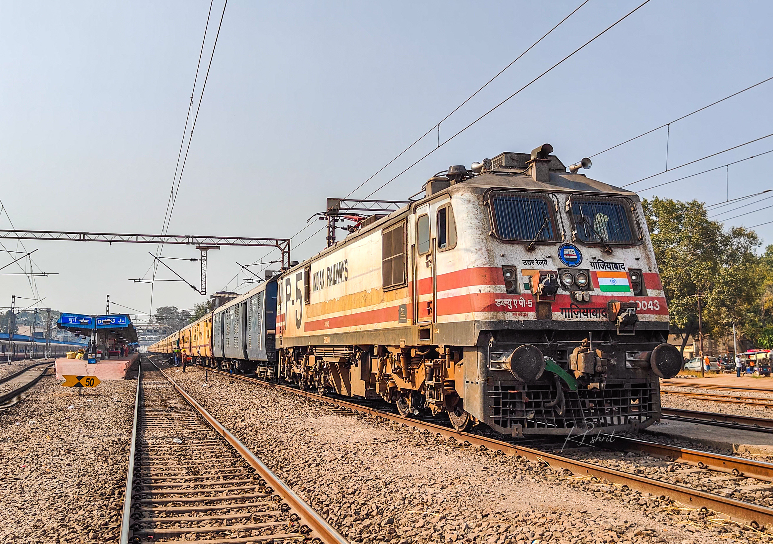 12949 Porbandar - Santragachi Kavi Guru SF Express photo 1