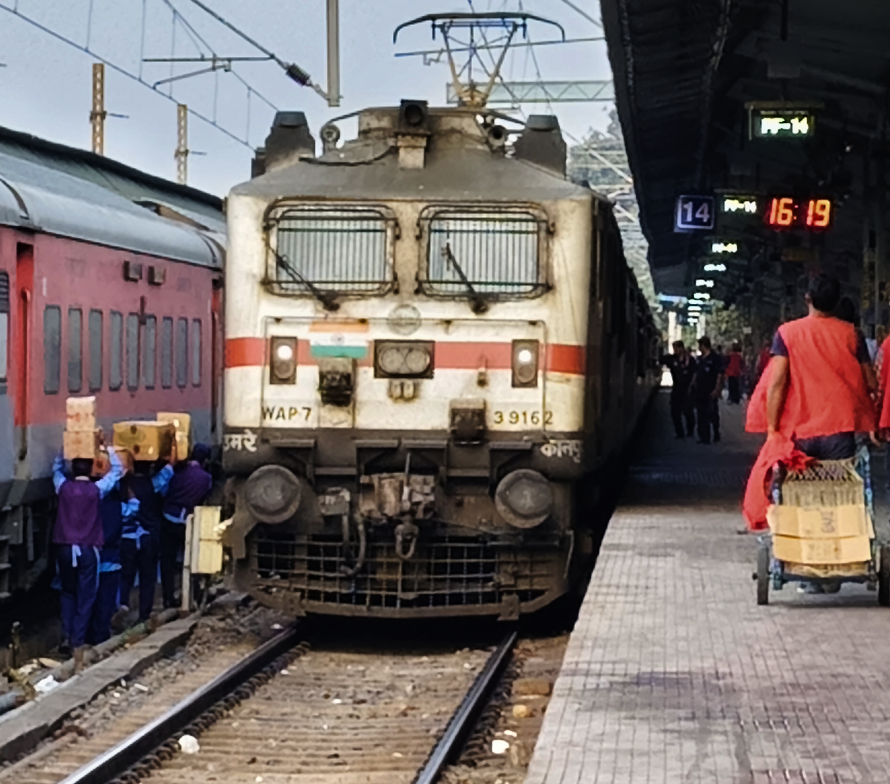 12329 West Bengal Sampark Kranti Express photo 12