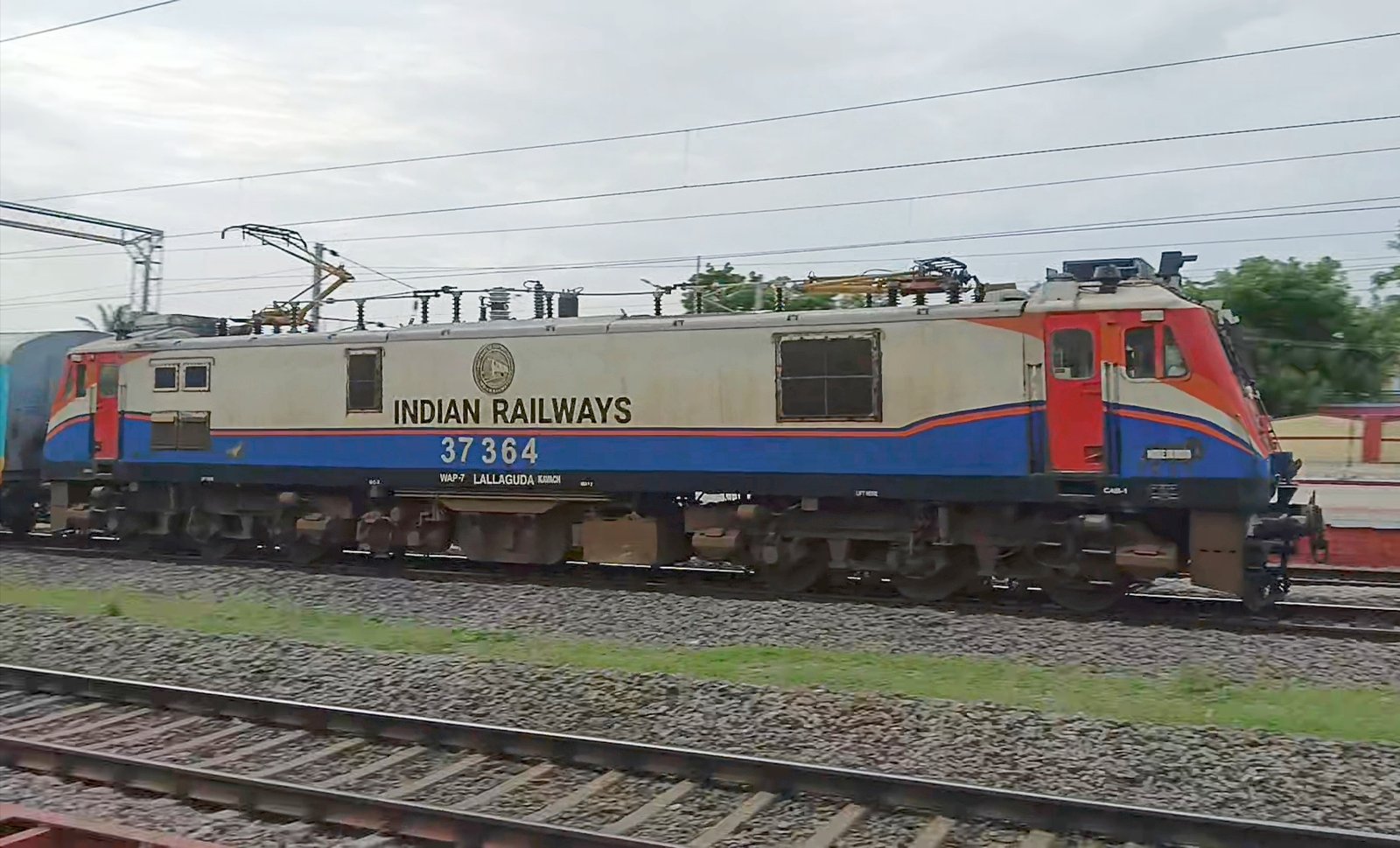 17631 Hazur Sahib Nanded - Tanakpur Express photo 6