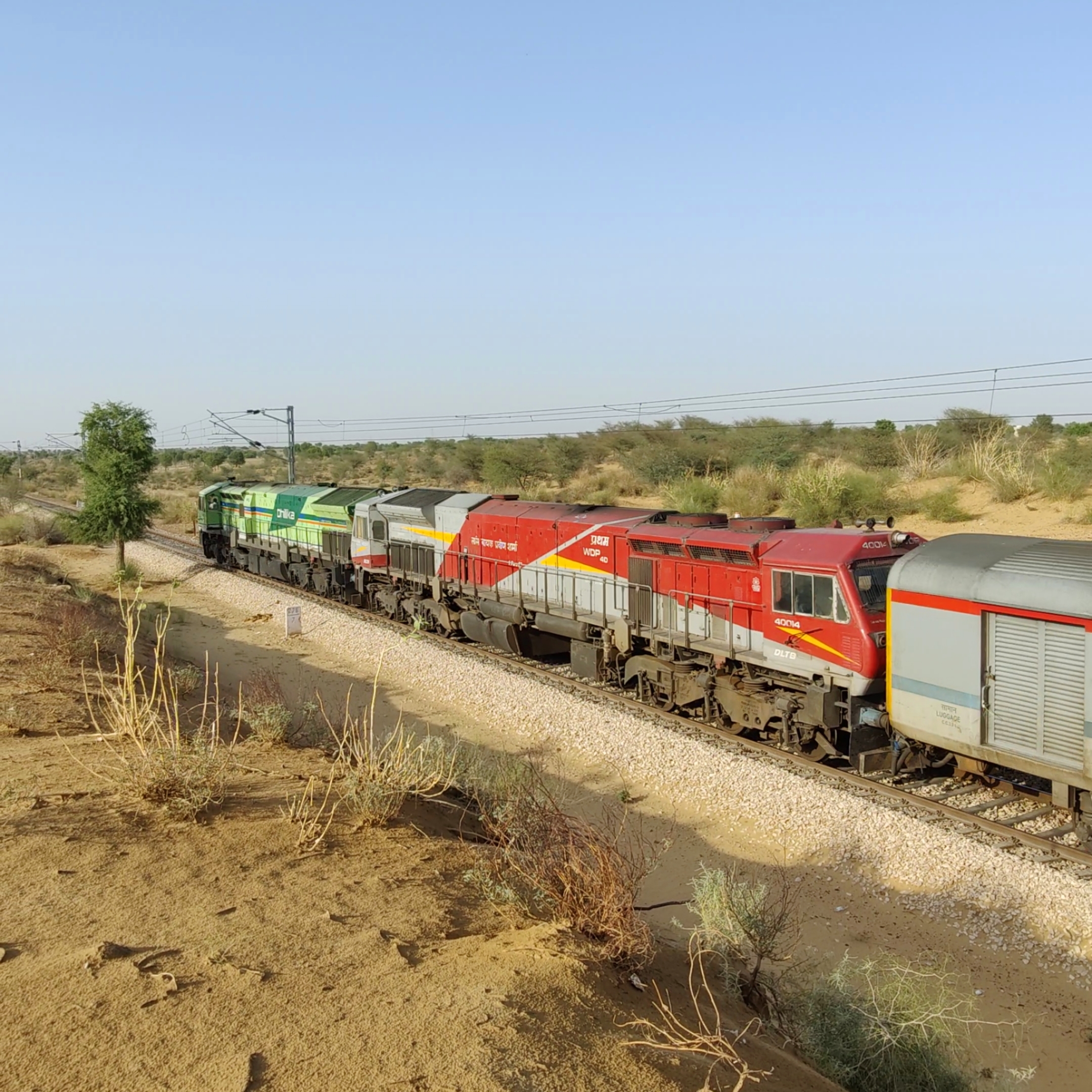 12929 Valsad - Vadodara Intercity SF Express photo 2