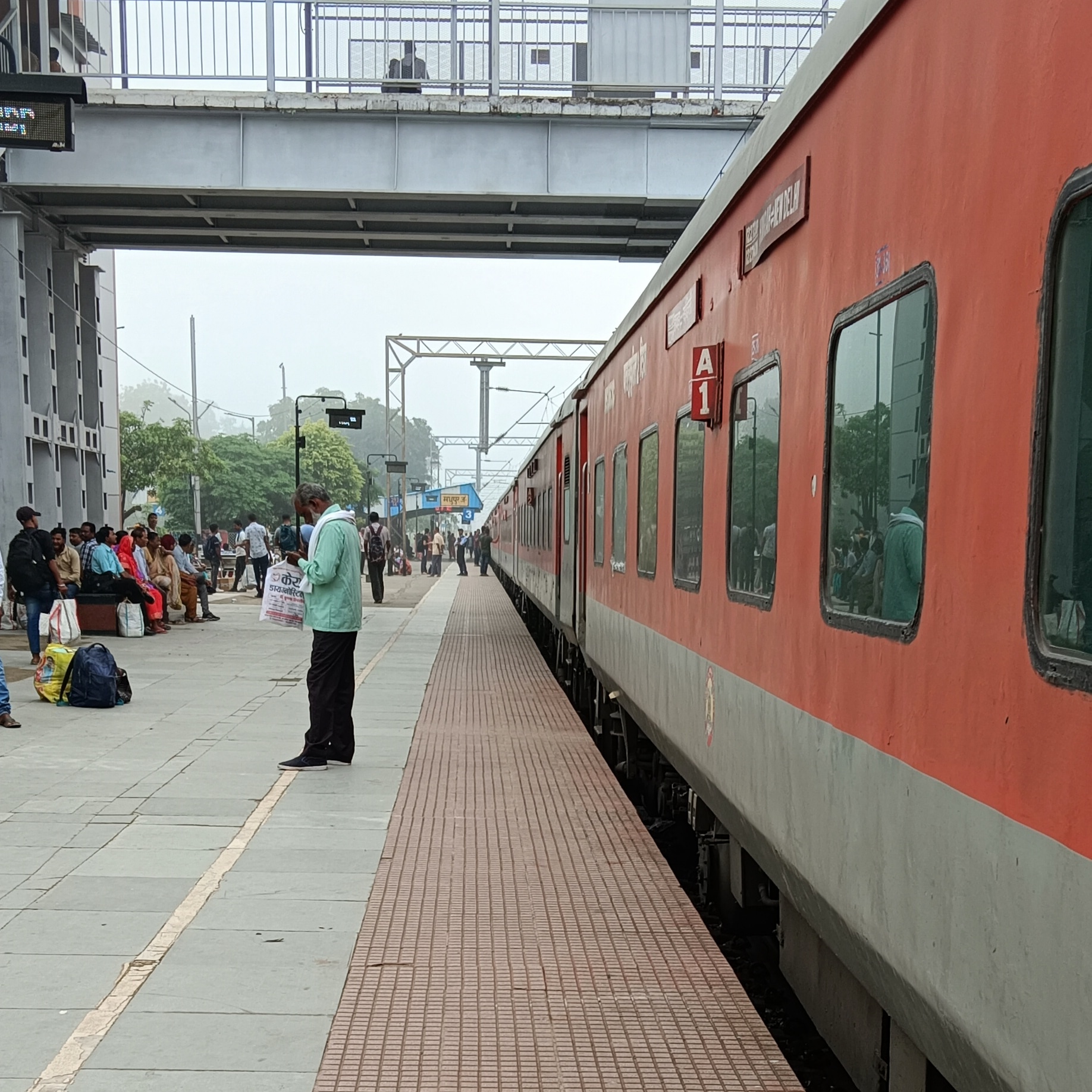 11421 Hadapsar - Solapur DEMU Express photo 3
