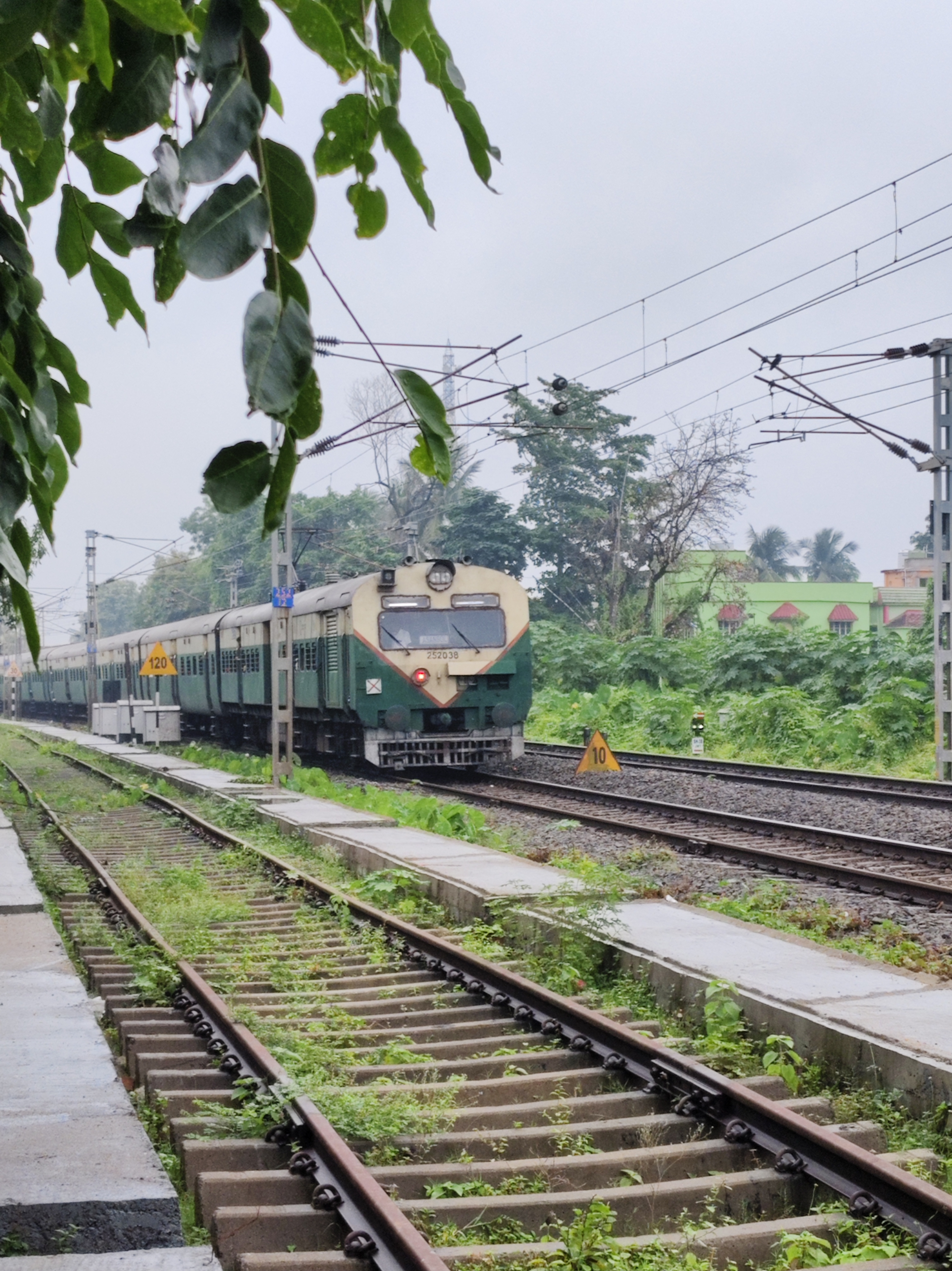 31533 Sealdah - Shantipur Local photo 6