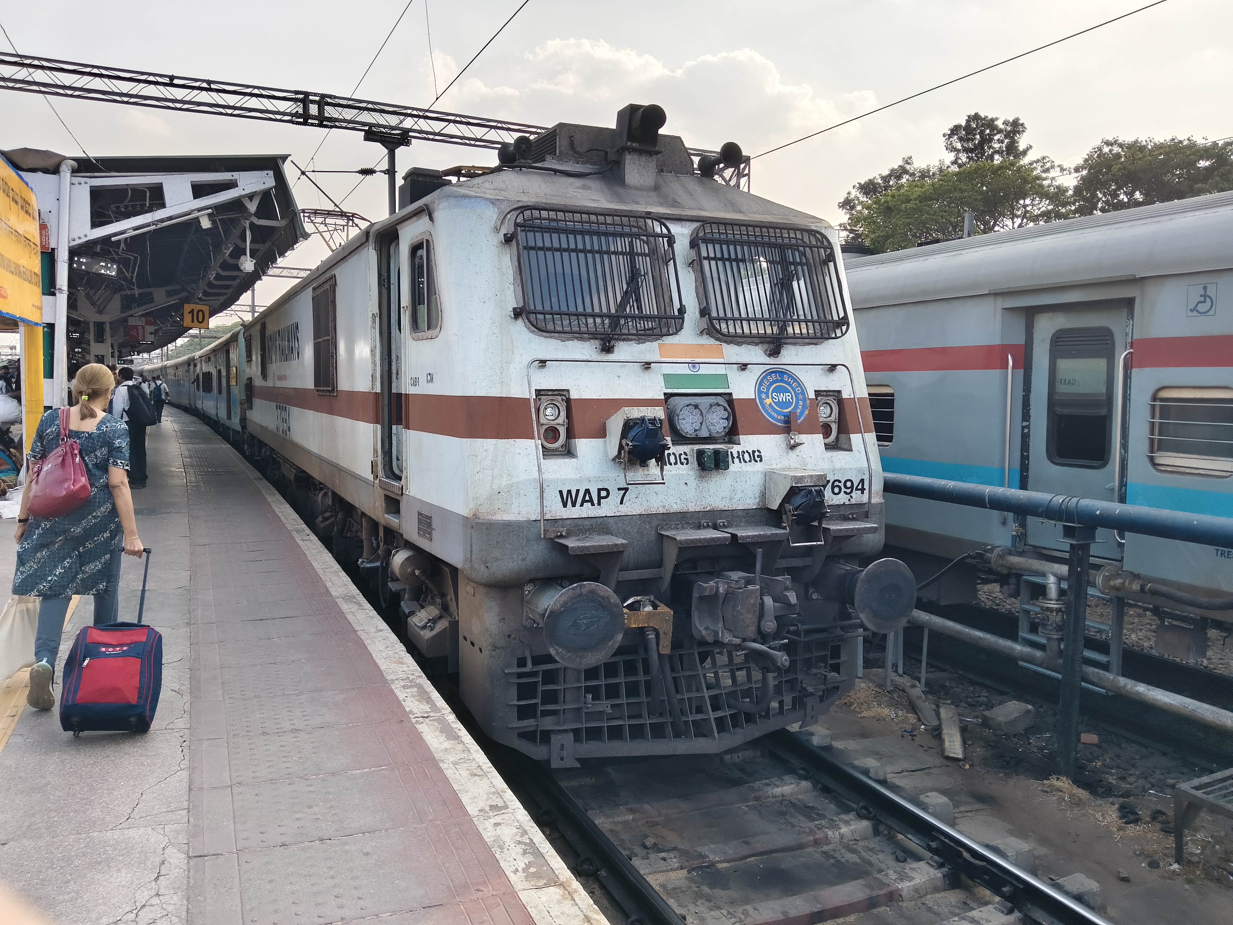 15043 Lucknow Jn. - Kathgodam Express photo 1
