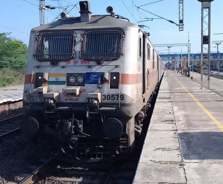31631 Sealdah - Ranaghat Local photo 2