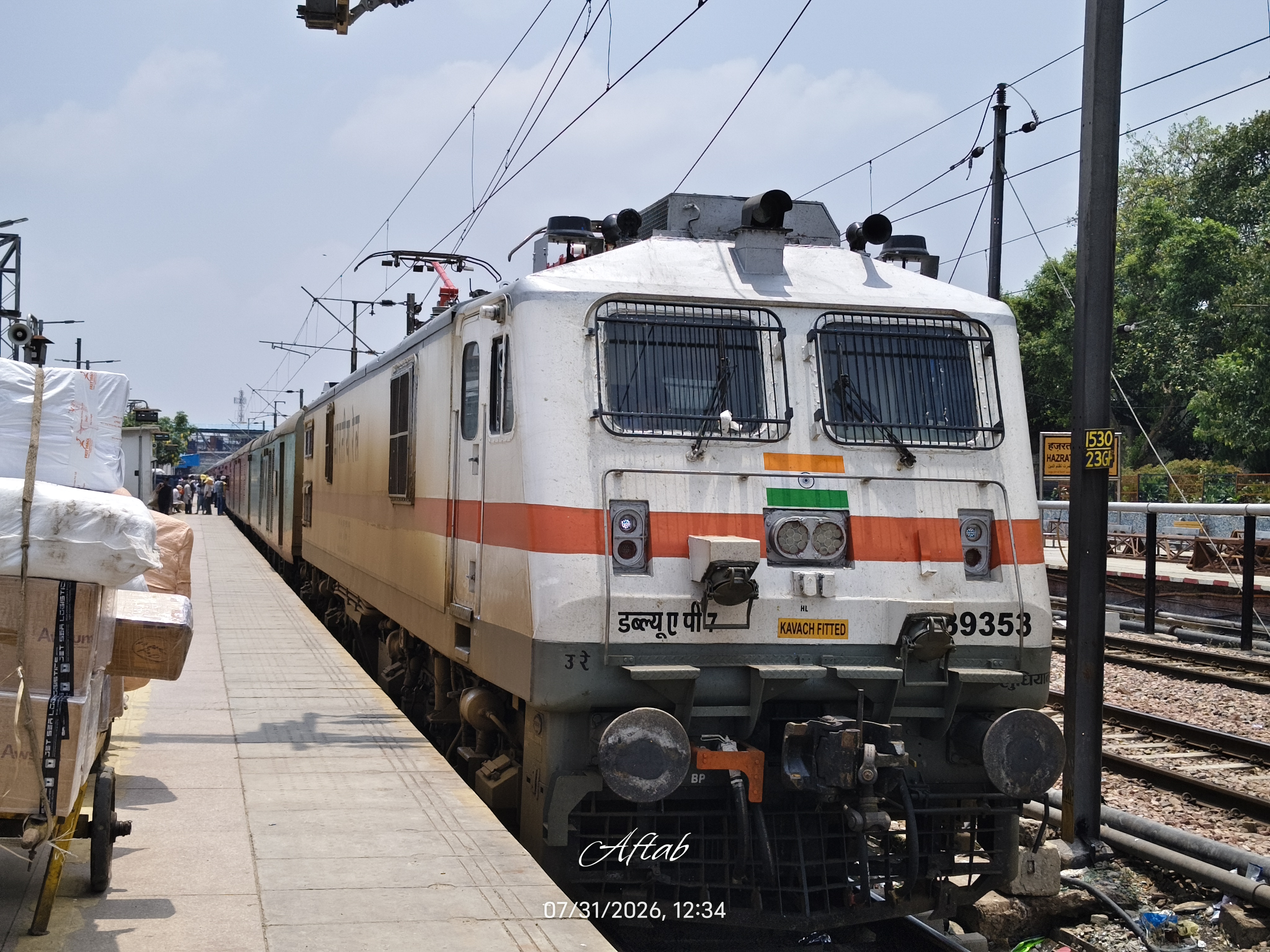 12107 Mumbai LTT - Sitapur Jn. SF Express photo 1