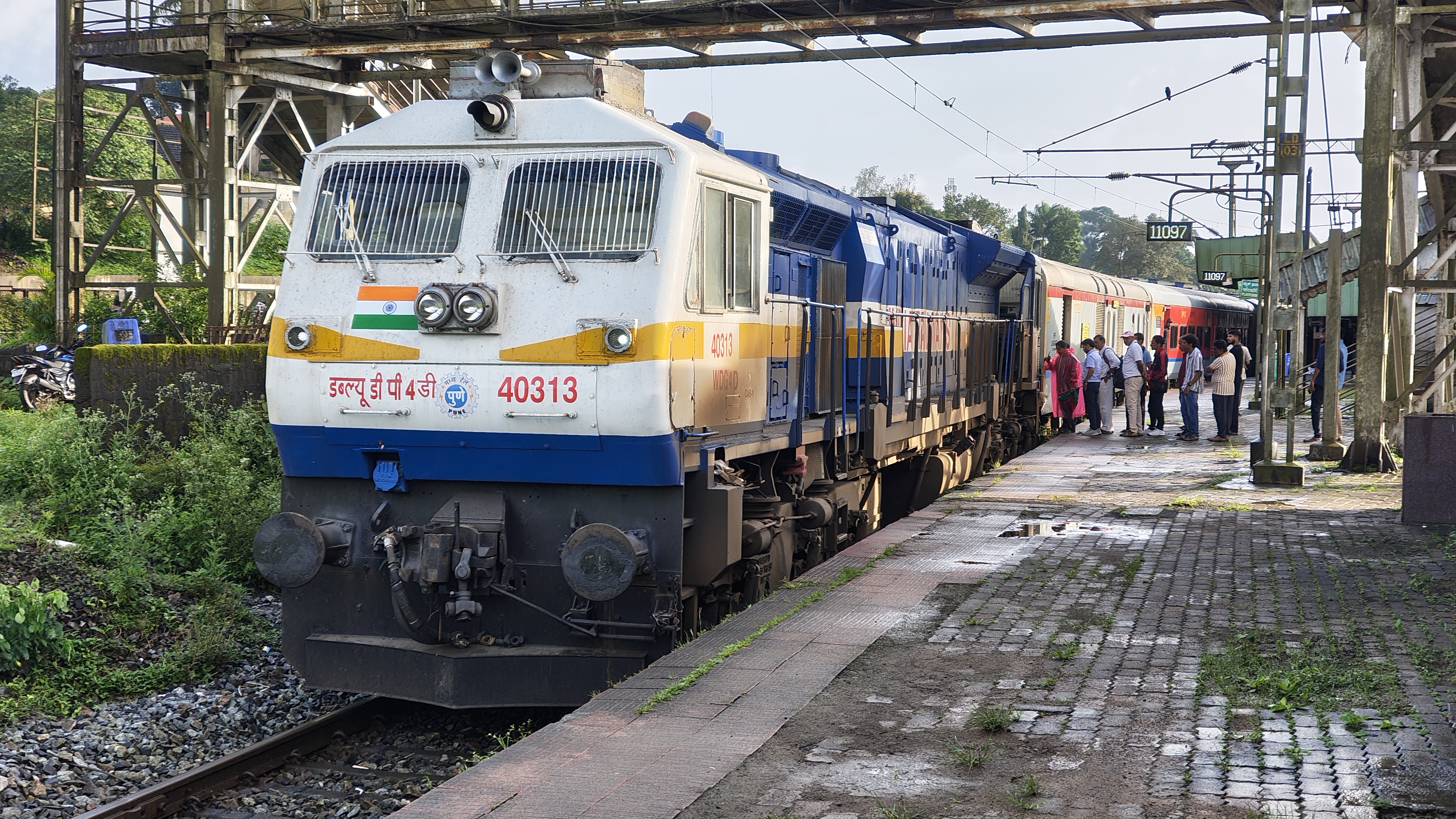 17071 Hyderabad - Belagavi Express photo 2
