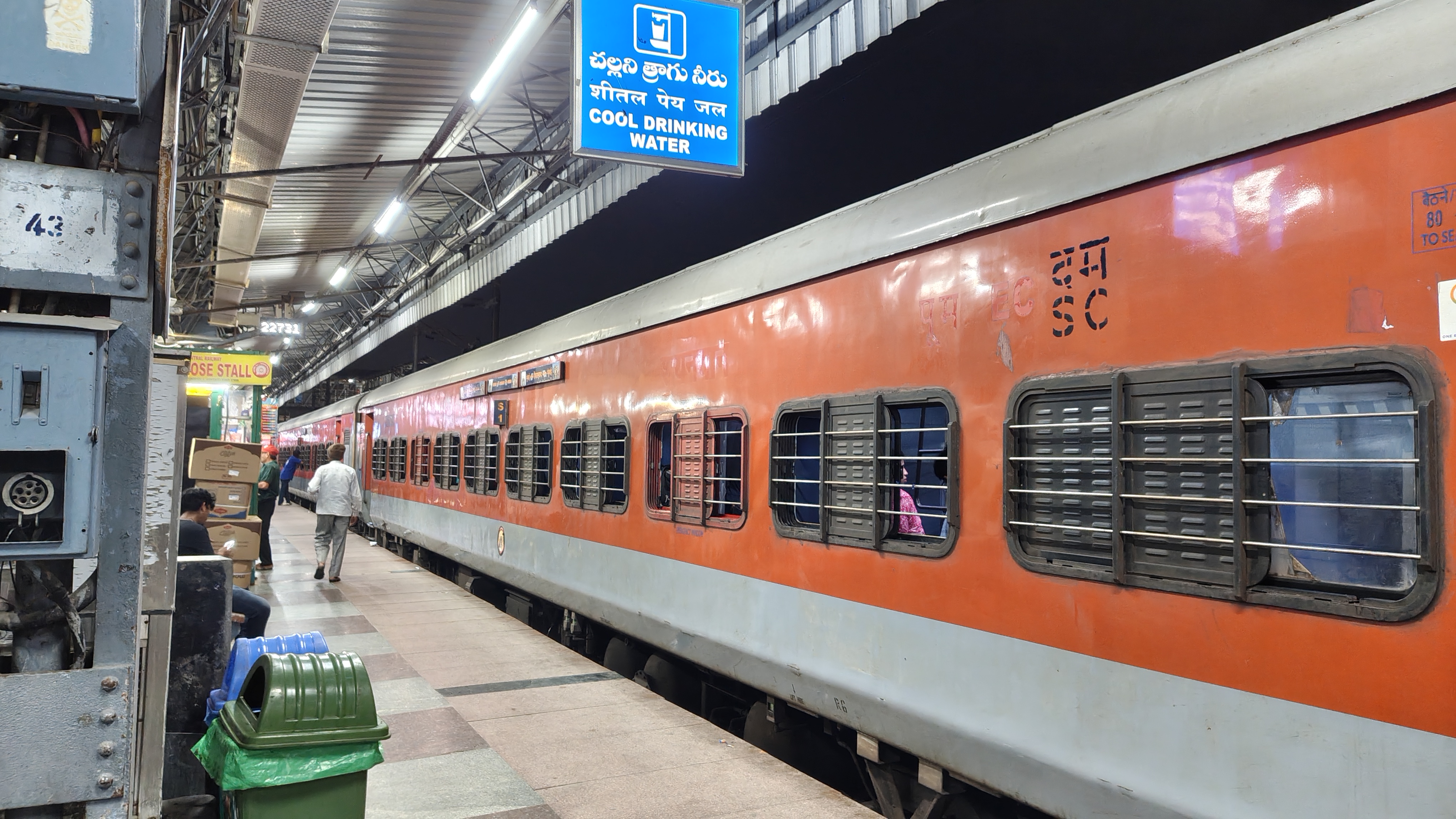 31215 Sealdah - Barrackpore Galloping Local photo 2