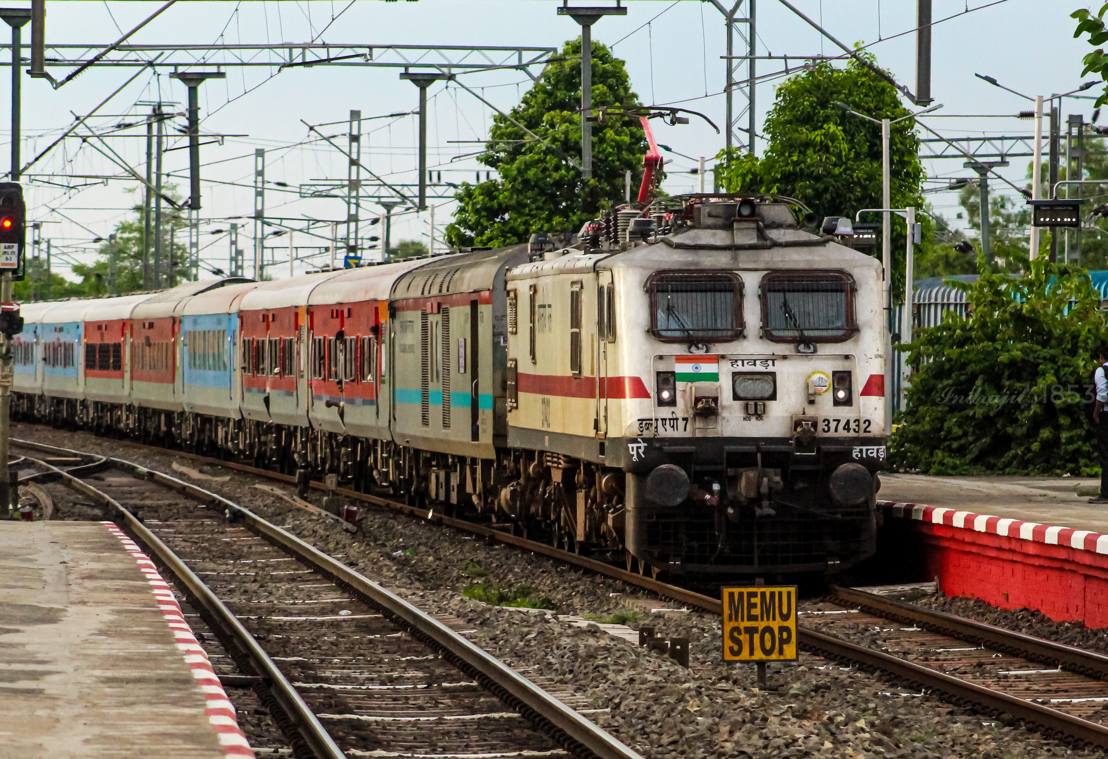 12107 Mumbai LTT - Sitapur Jn. SF Express photo 2