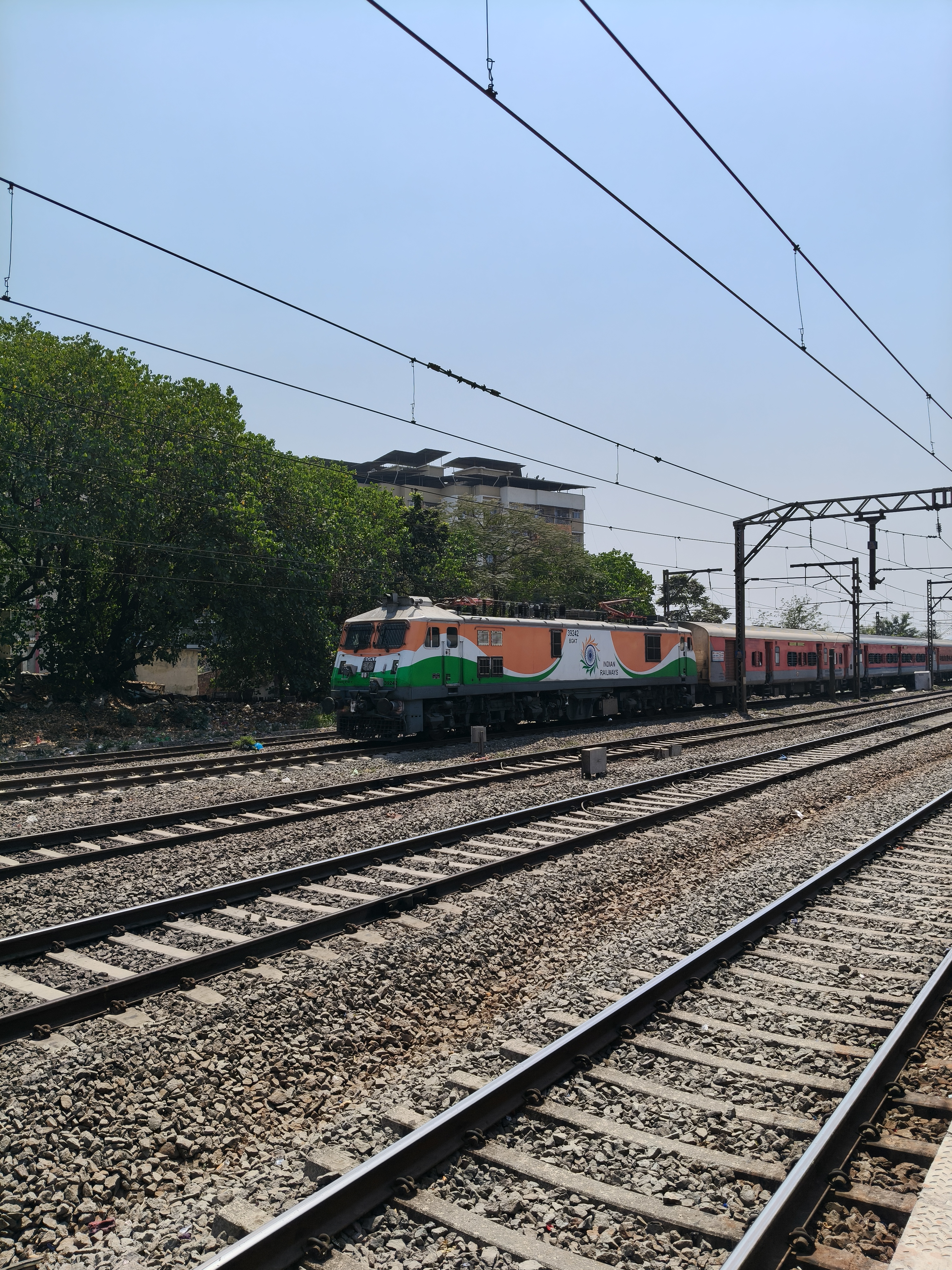 34837 Diamond Harbour - Sealdah Local photo 4