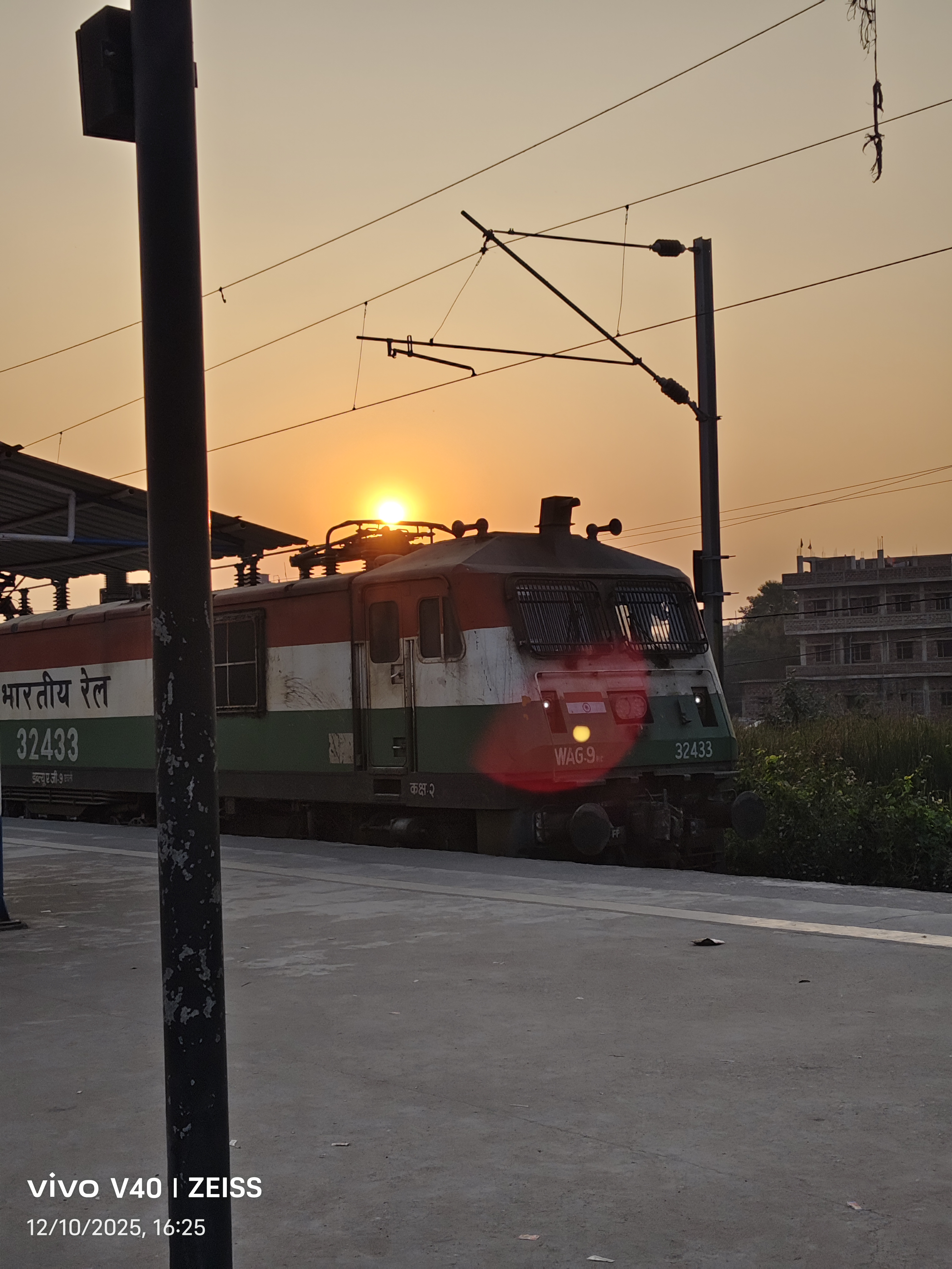 15743 Farakka Express (via Ayodhya Cantt) photo 1