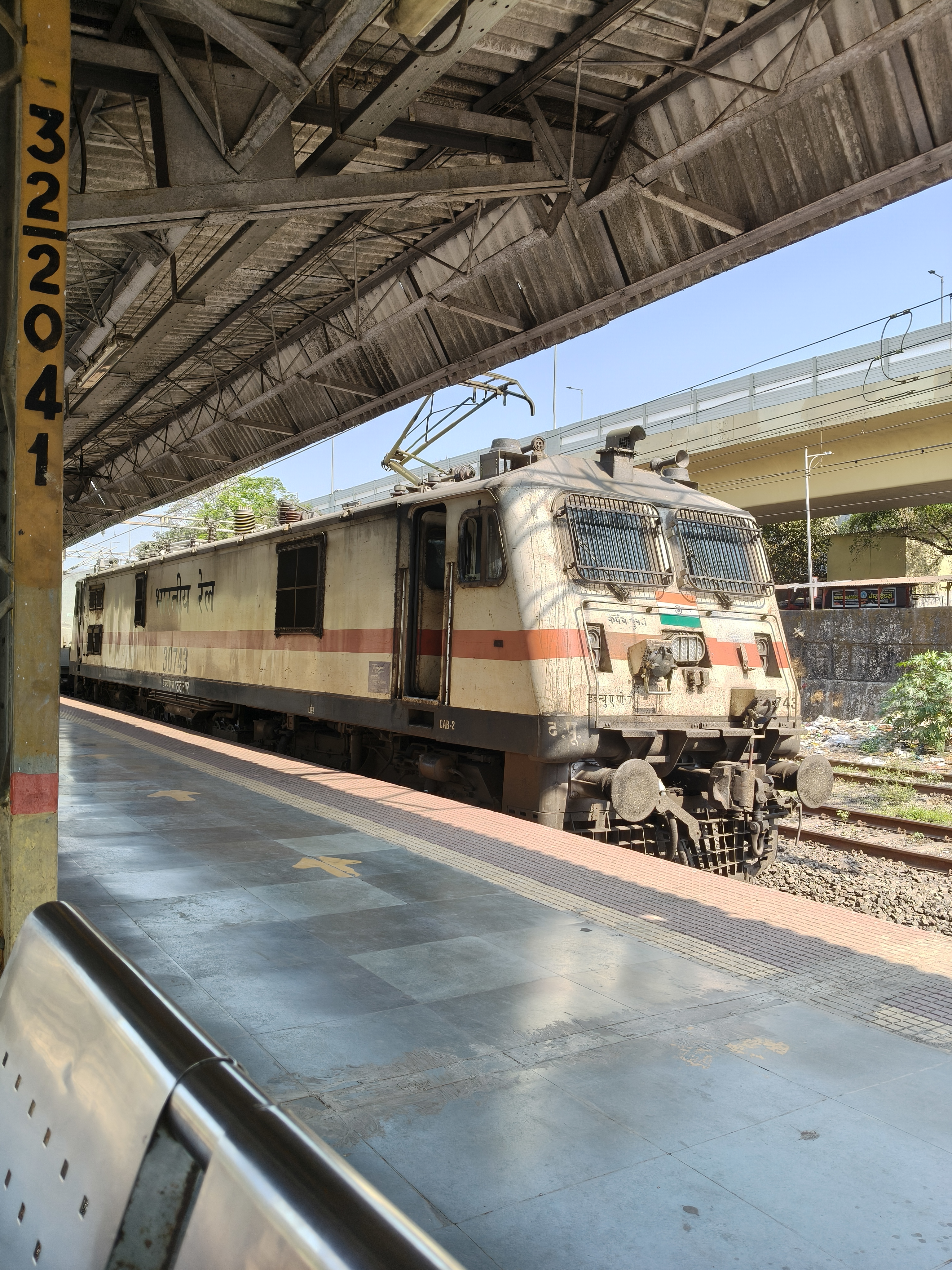 64441 Ghaziabad - New Delhi EMU (via Anand Vihar) photo 8