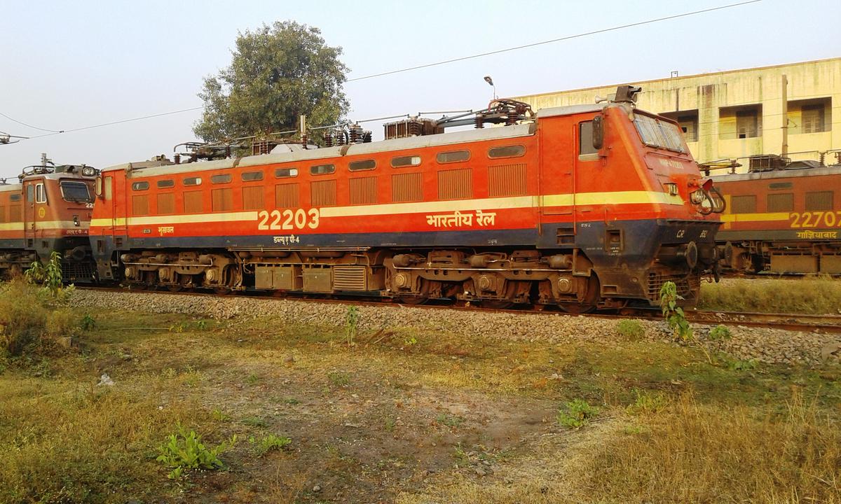 11029 Koyna Express photo 2