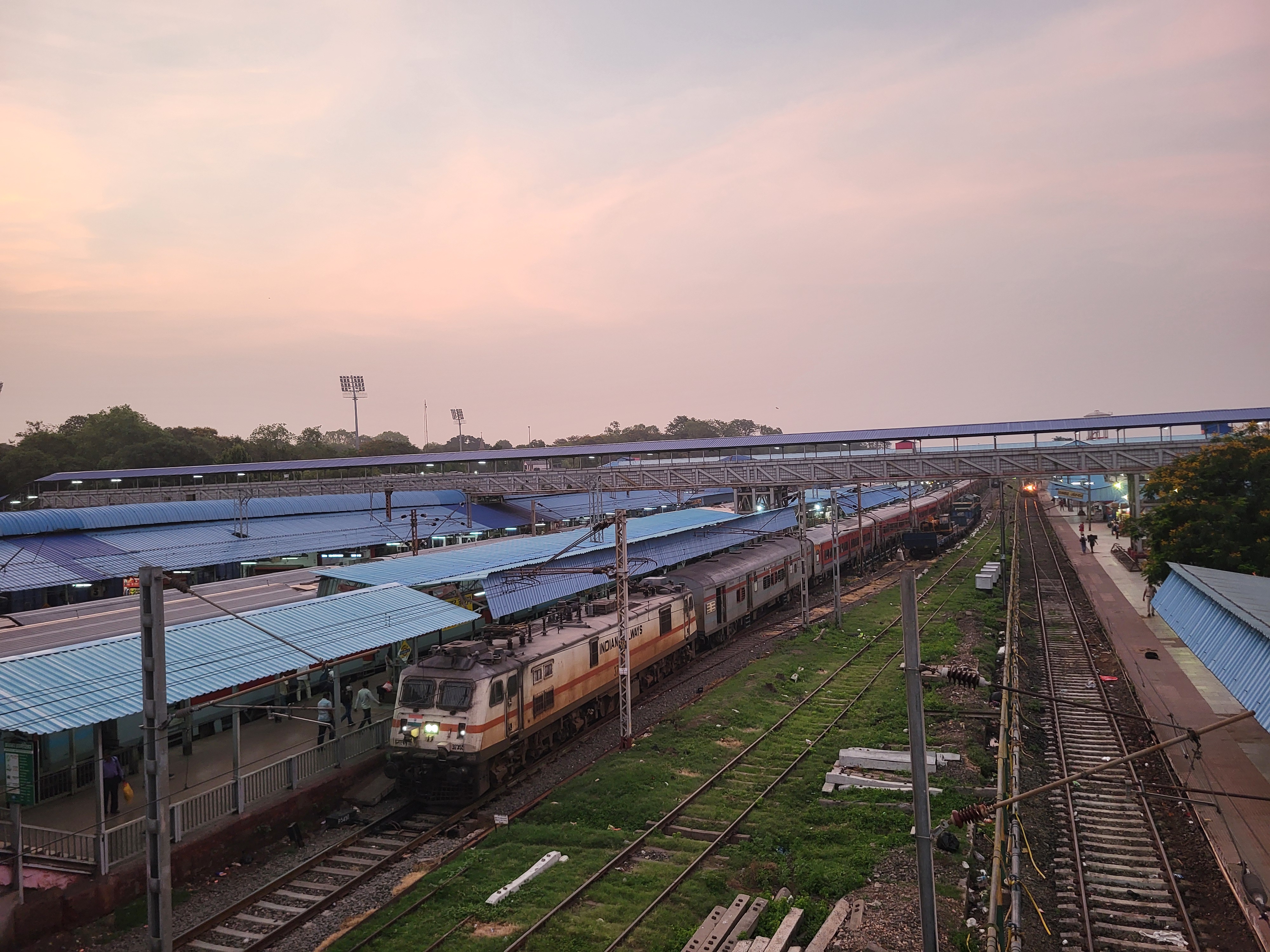 16107 Tambaram - Santragachi Amrit Bharat Express photo 6