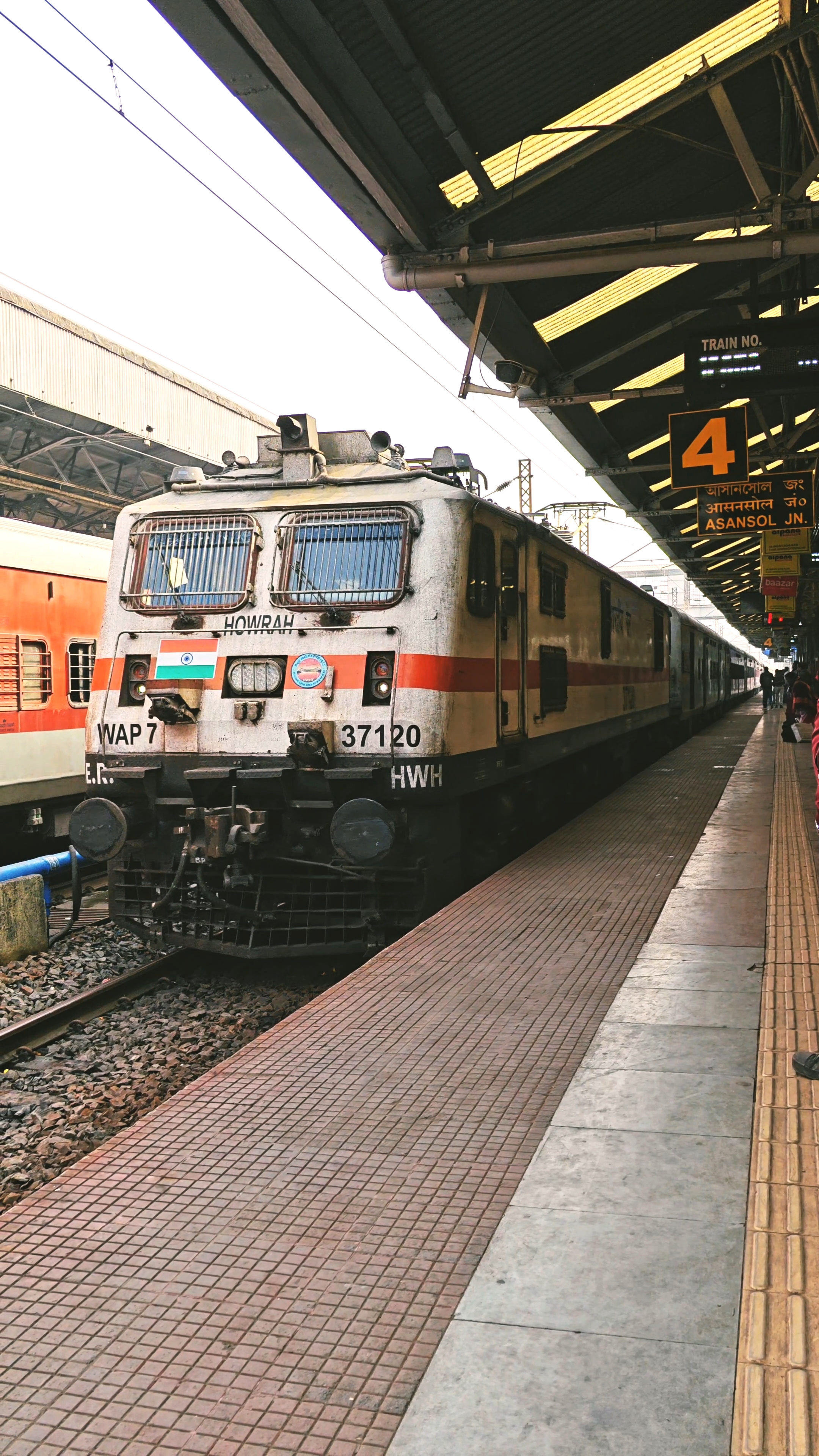 31831 Sealdah - Krishnanagar City Local photo 3