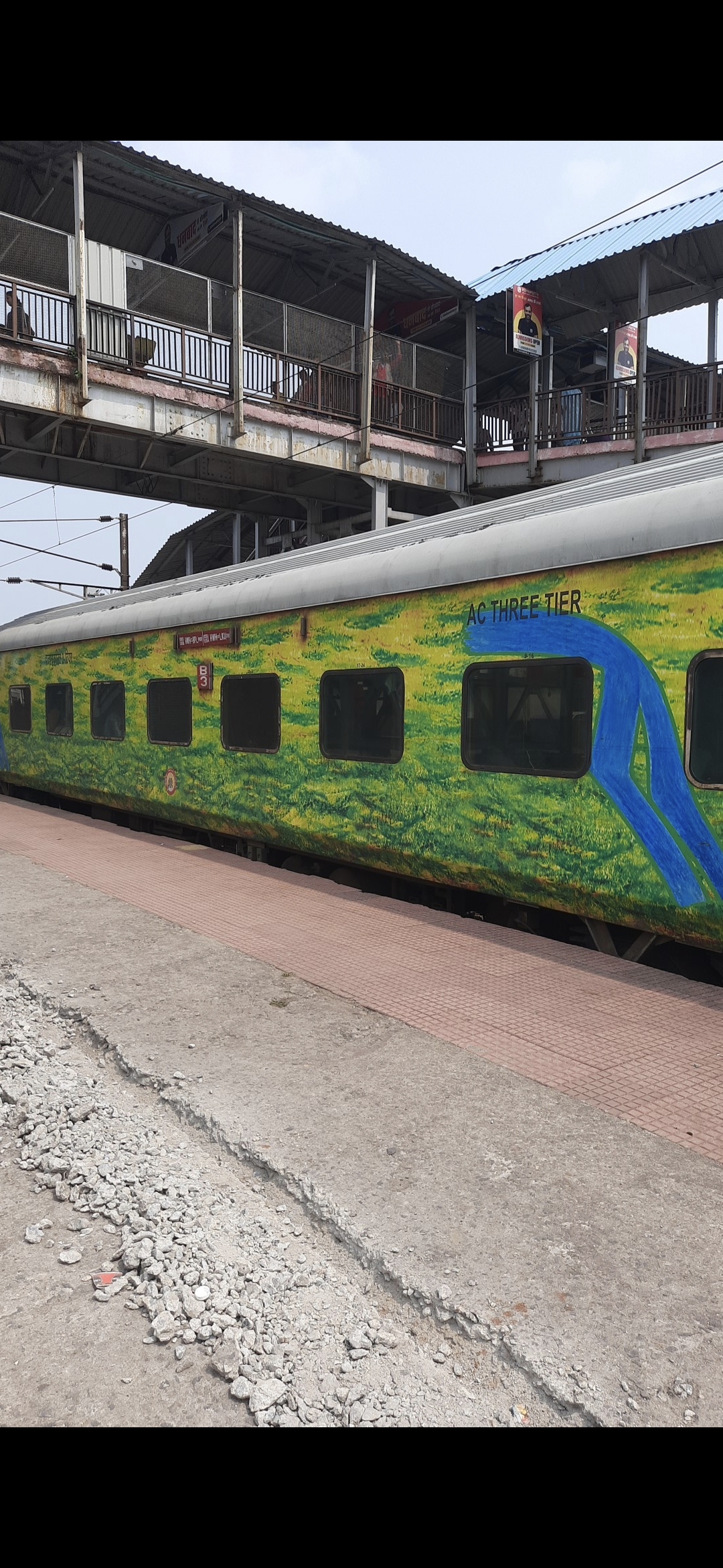 13025 Howrah - Bhopal Weekly Express photo 5