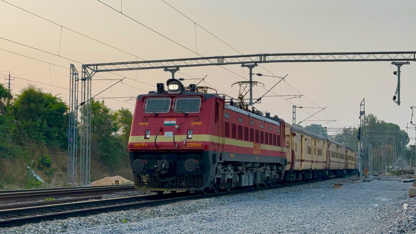 05033 Gomti Nagar - Bandra Terminus Special Fare Summer Special photo 4