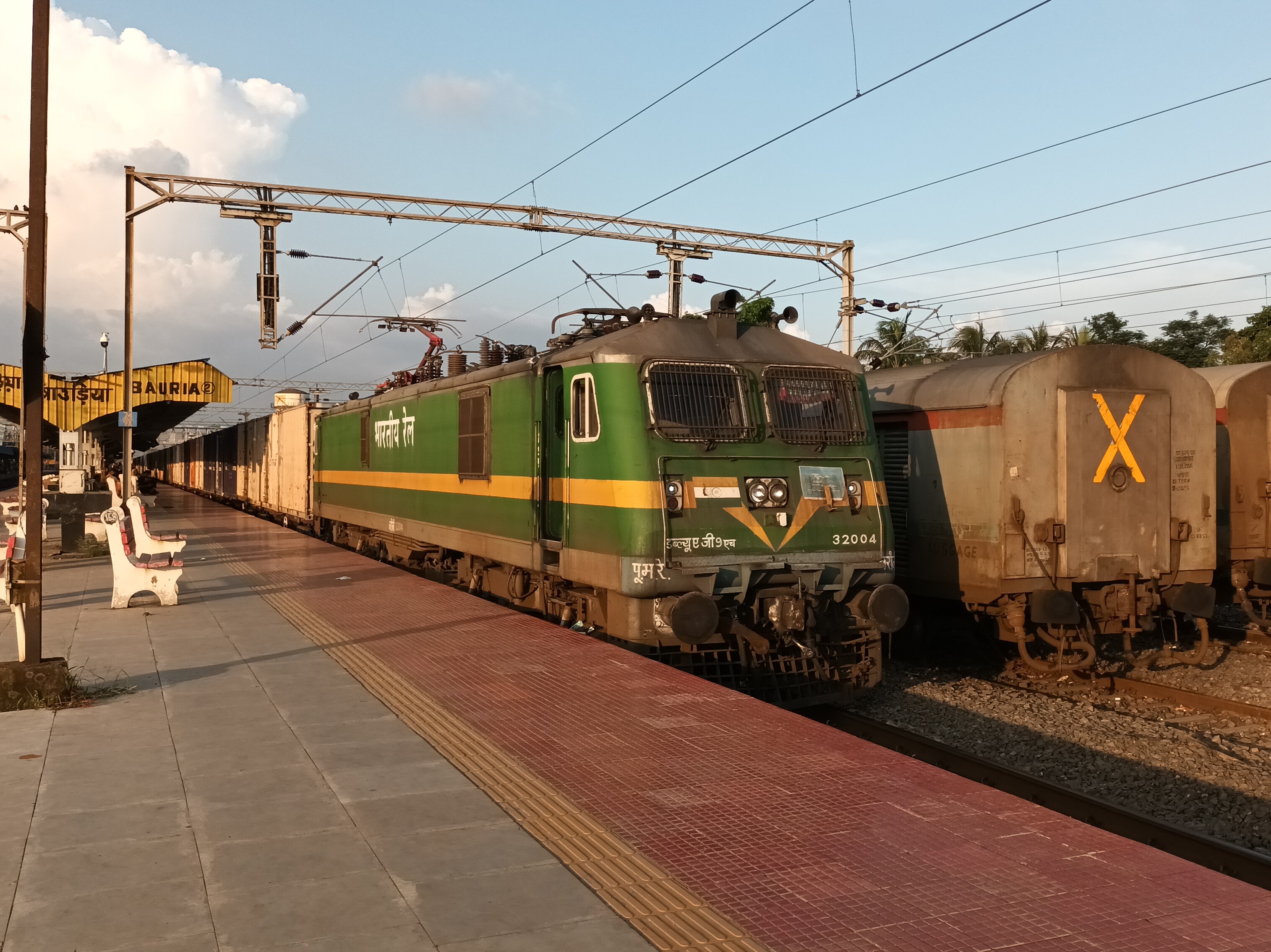 34818 Sealdah - Diamond Harbour Local photo 2