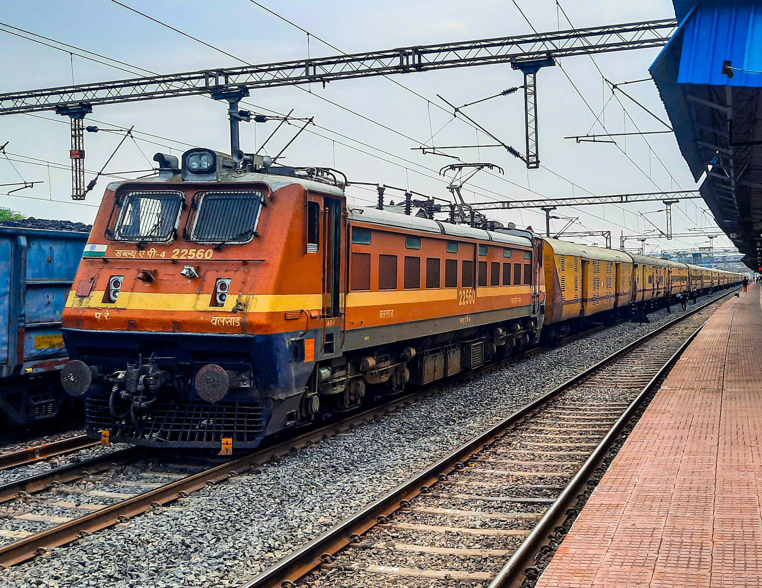 12949 Porbandar - Santragachi Kavi Guru SF Express photo 2