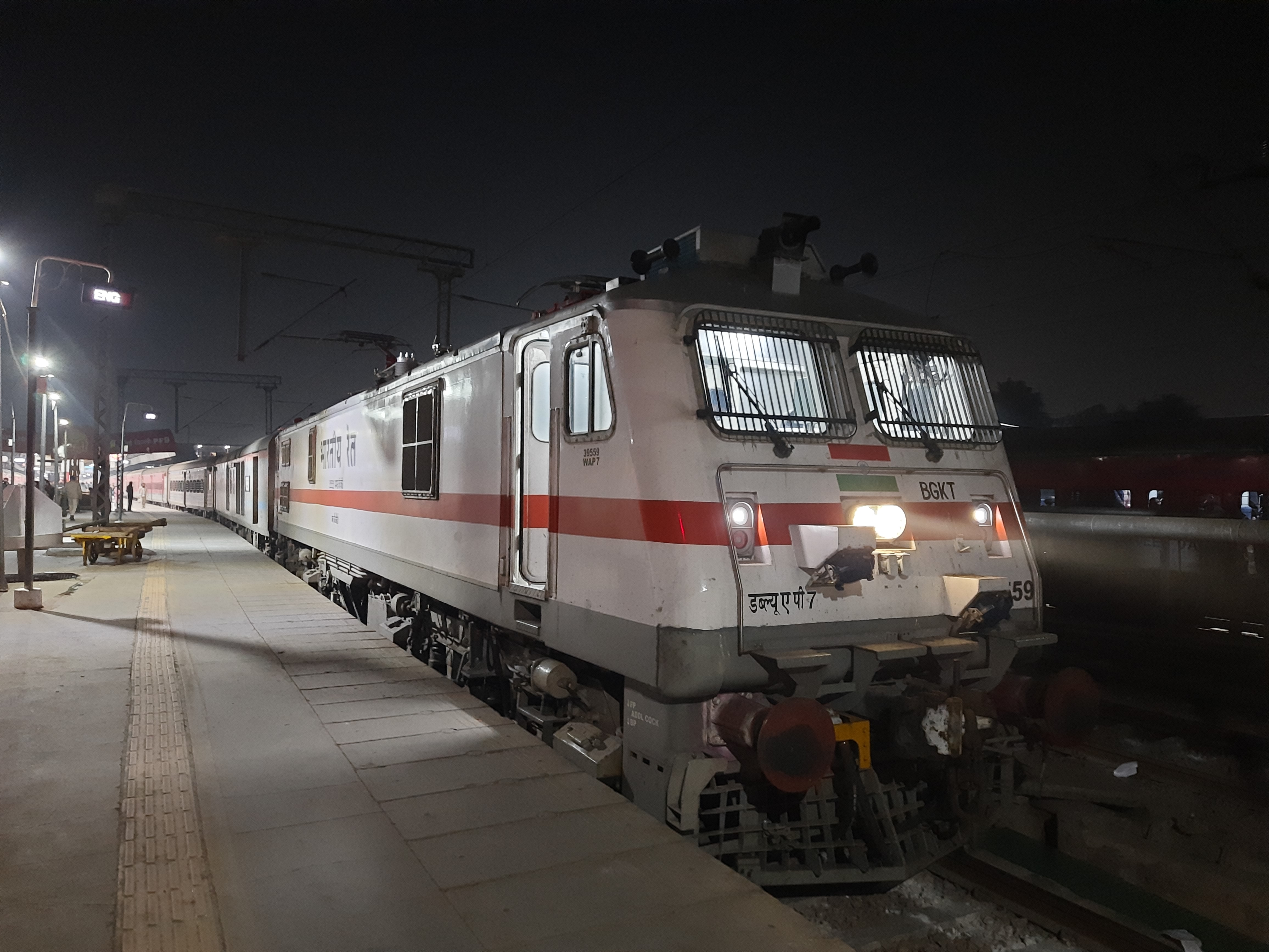 33895 Sealdah - Thakurnagar Galloping Local photo 3