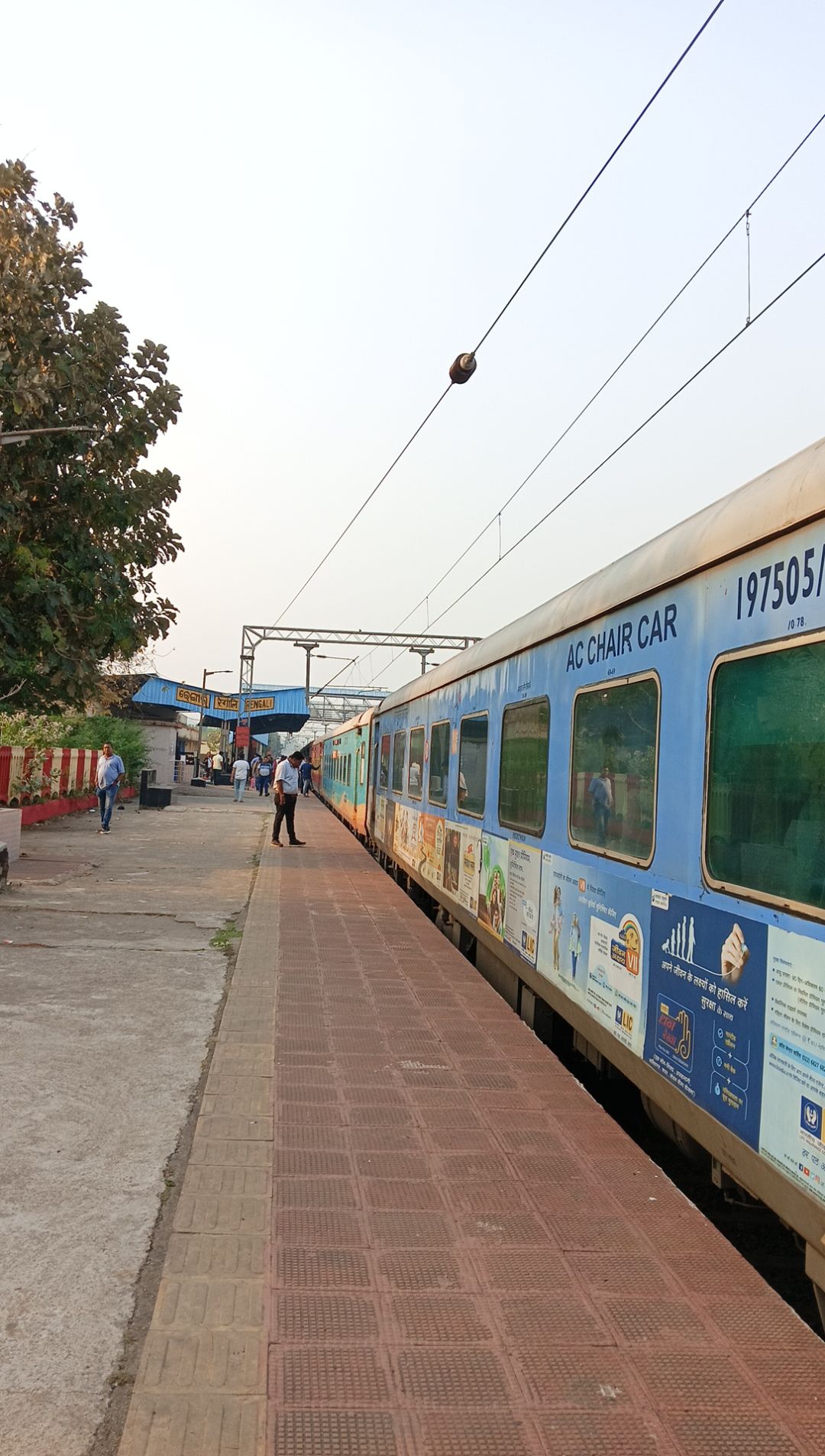 15215 Muzaffarpur - Narkatiaganj MEMU Intercity Express photo 7