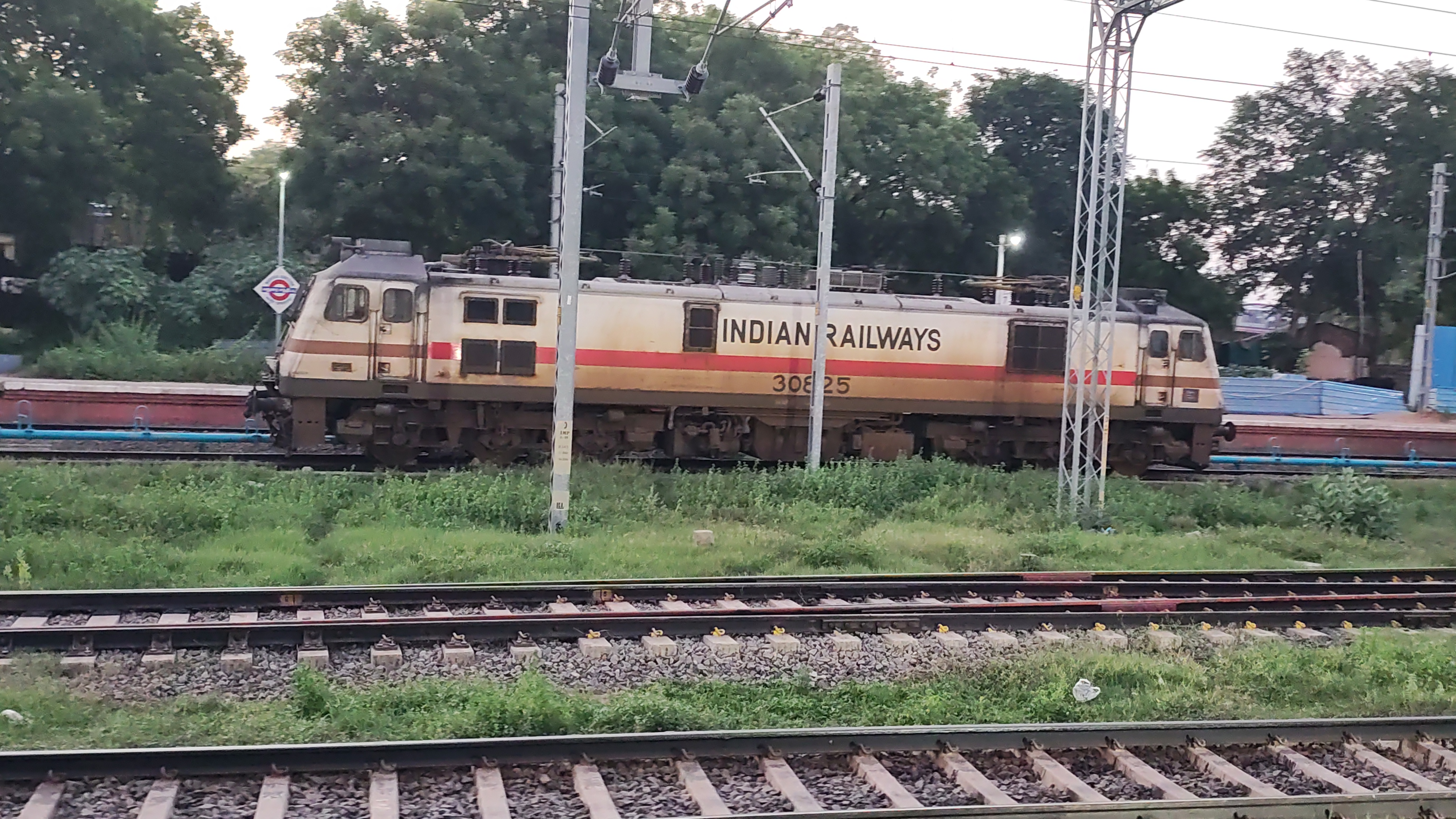 79437 Mahesana - Abu Road DEMU photo 4