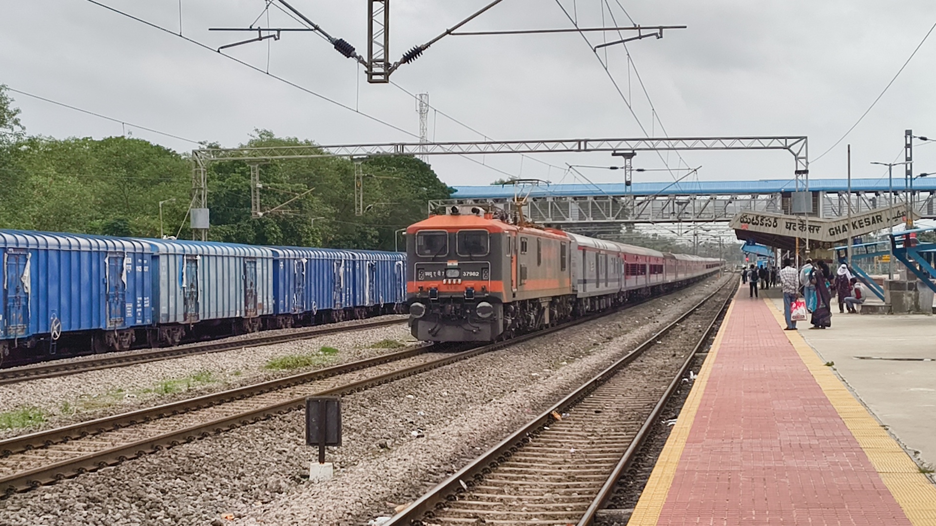 12583 Lucknow Jn. - Anand Vihar Terminal AC Double Decker Express photo 6