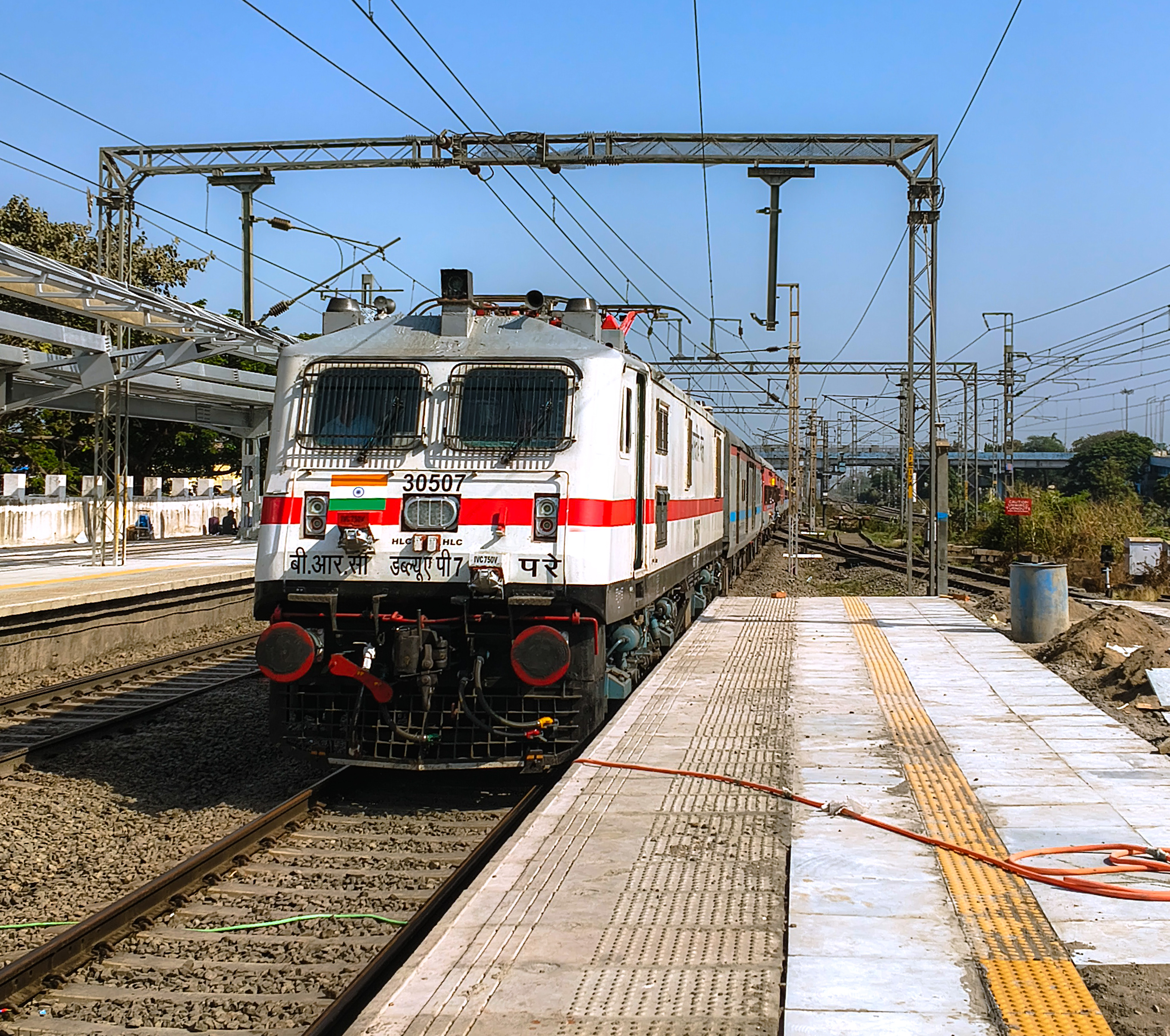54291 Varanasi - MBDD Pratapgarh Passenger photo 7