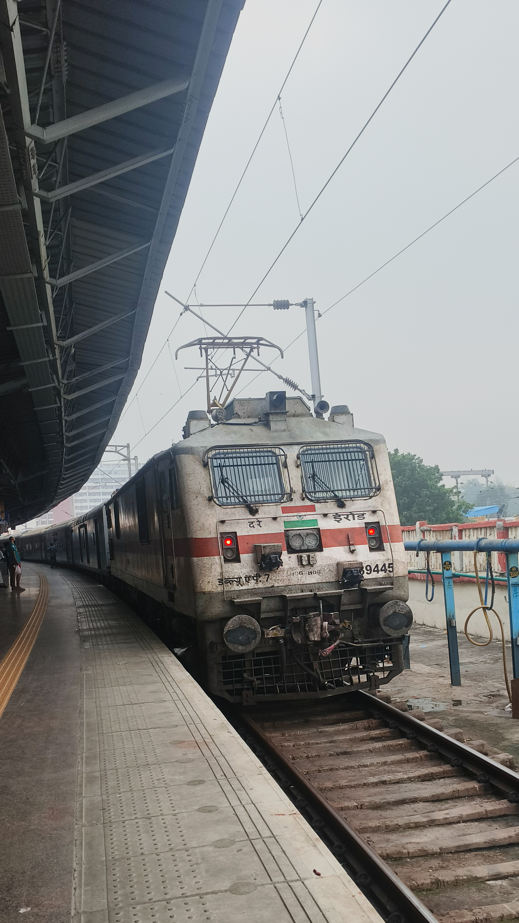22207 MGR Chennai Central - Thiruvananthapuram Central SUPER AC Express photo 1