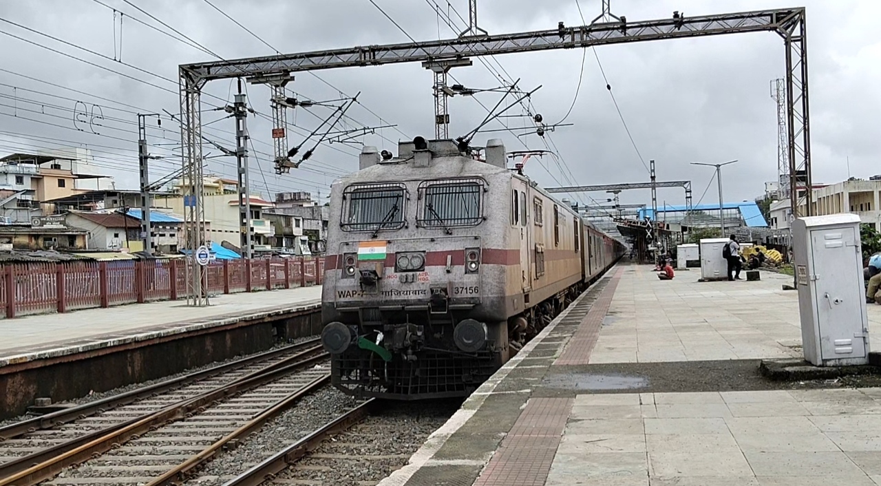 12215 Delhi Sarai Rohilla - Bandra Terminus Garib Rath Express photo 1