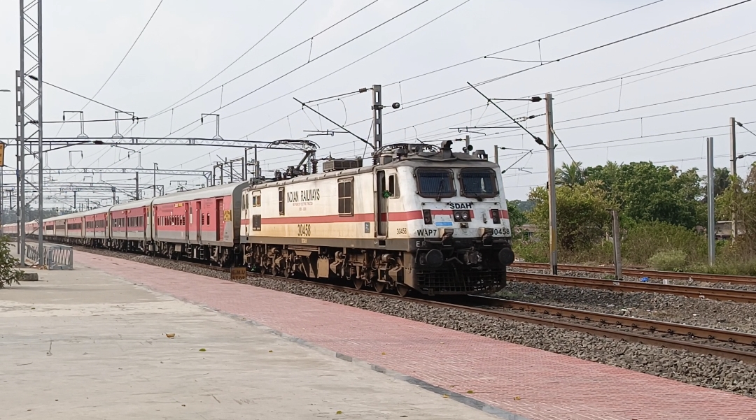 22121 Mumbai LTT - Lucknow AC SF Express photo 2