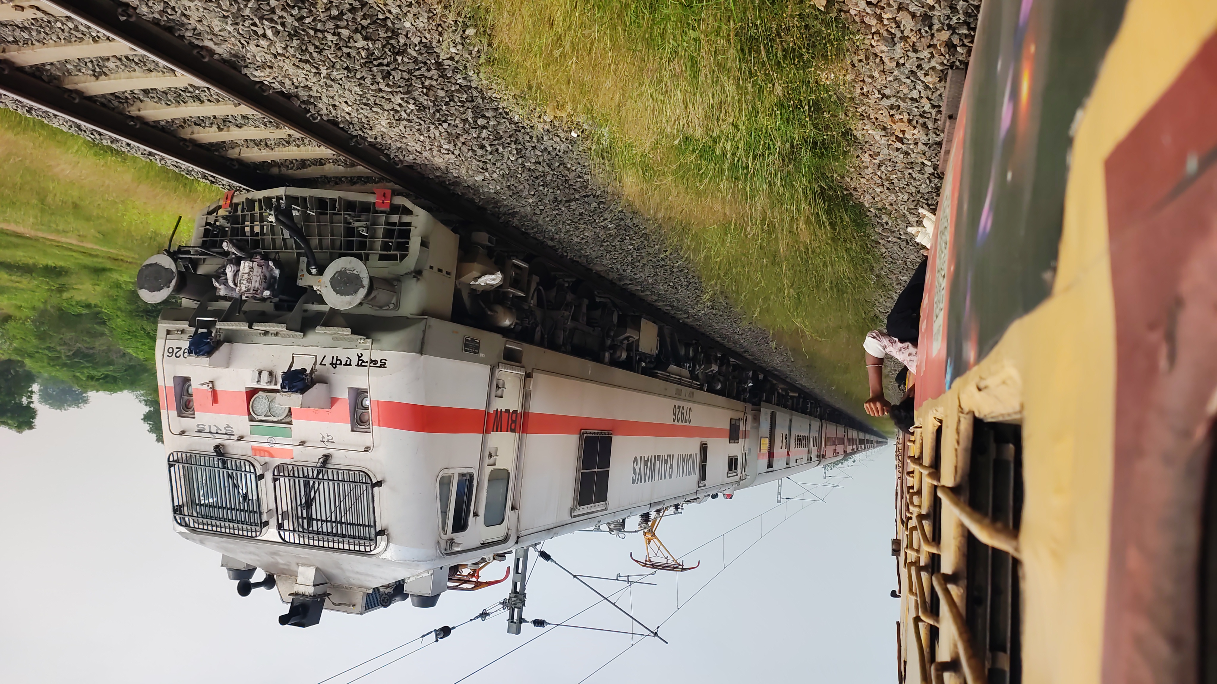 12583 Lucknow Jn. - Anand Vihar Terminal AC Double Decker Express photo 6