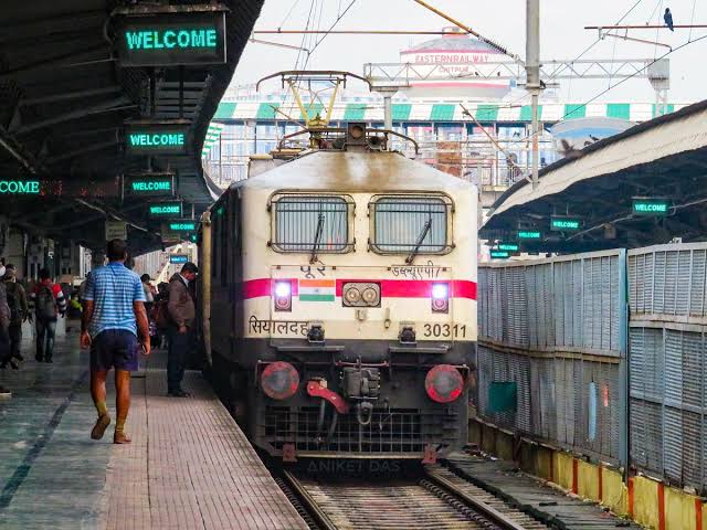 22965 Bandra Terminus - Bhagat Ki Kothi SF Express photo 1