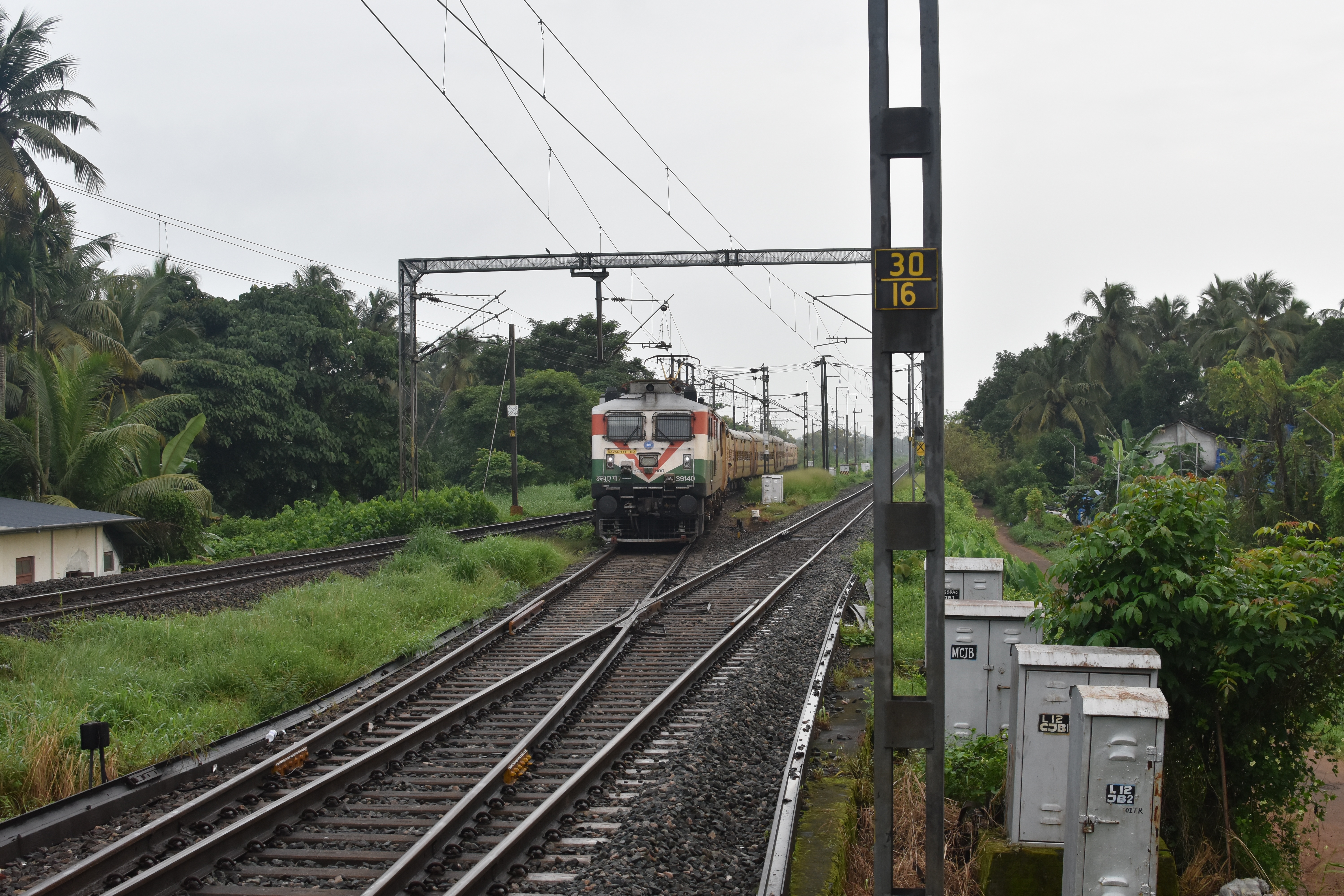 63021 Azimganj - Rampurhat MEMU photo 4