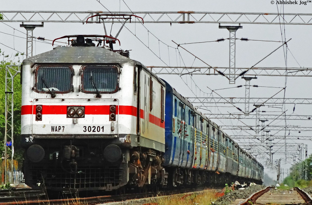 09415 Bandra Terminus - Gandhidham Weekly SF Special Fare Special photo 1