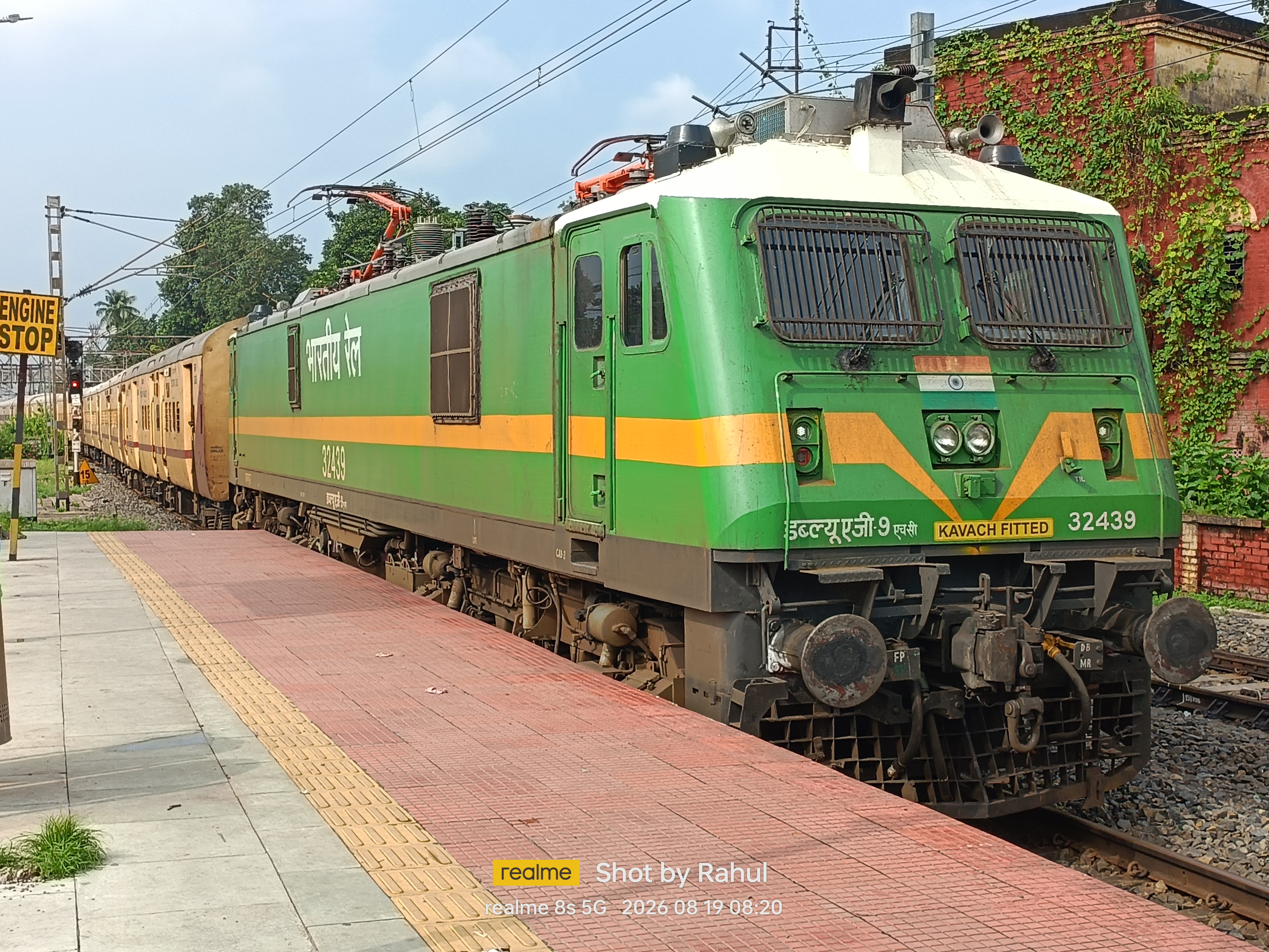 31524 Shantipur - Sealdah Local photo 1