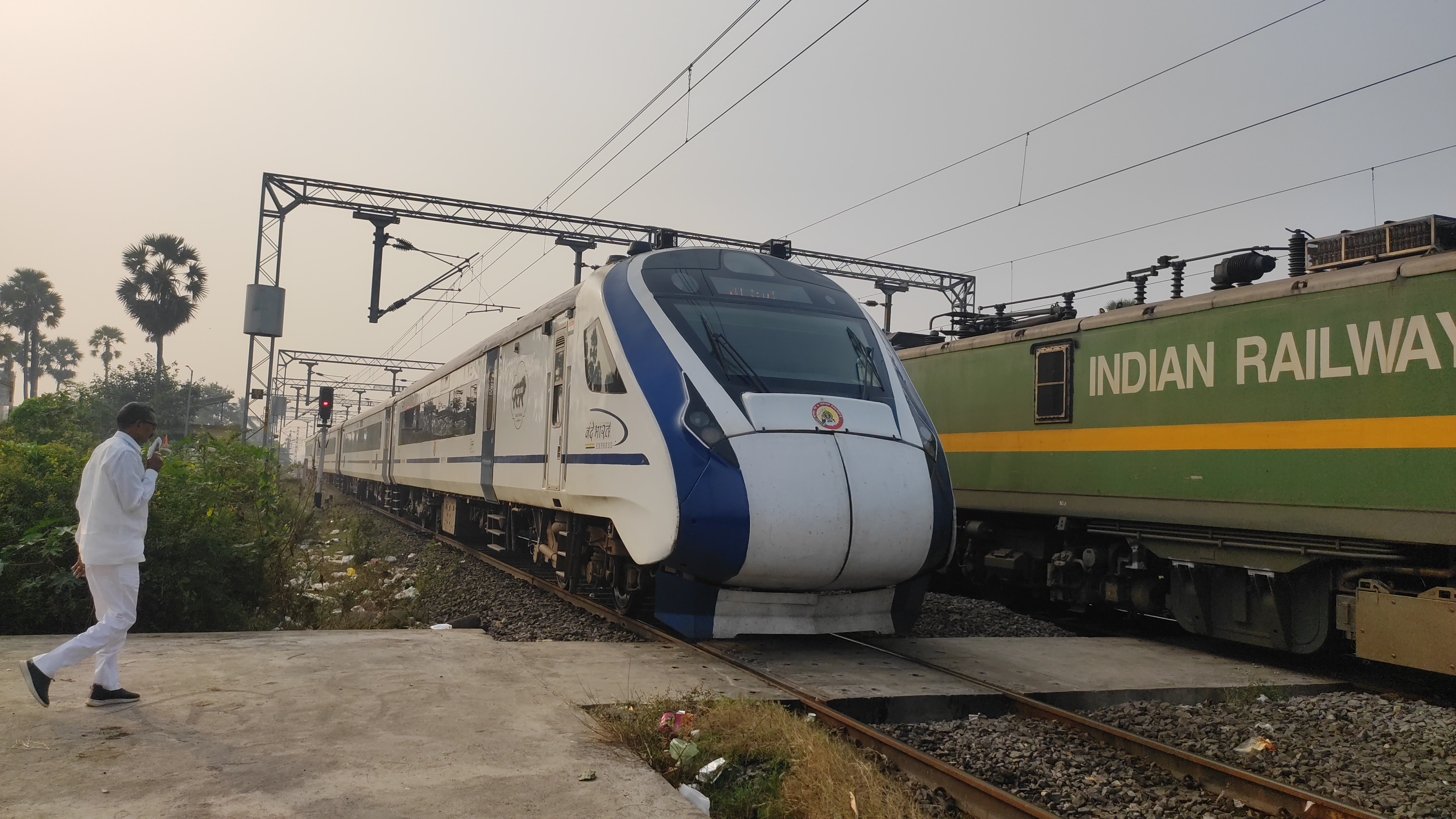 20677 MGR Chennai Central - Narasapur Vande Bharat Express photo 3