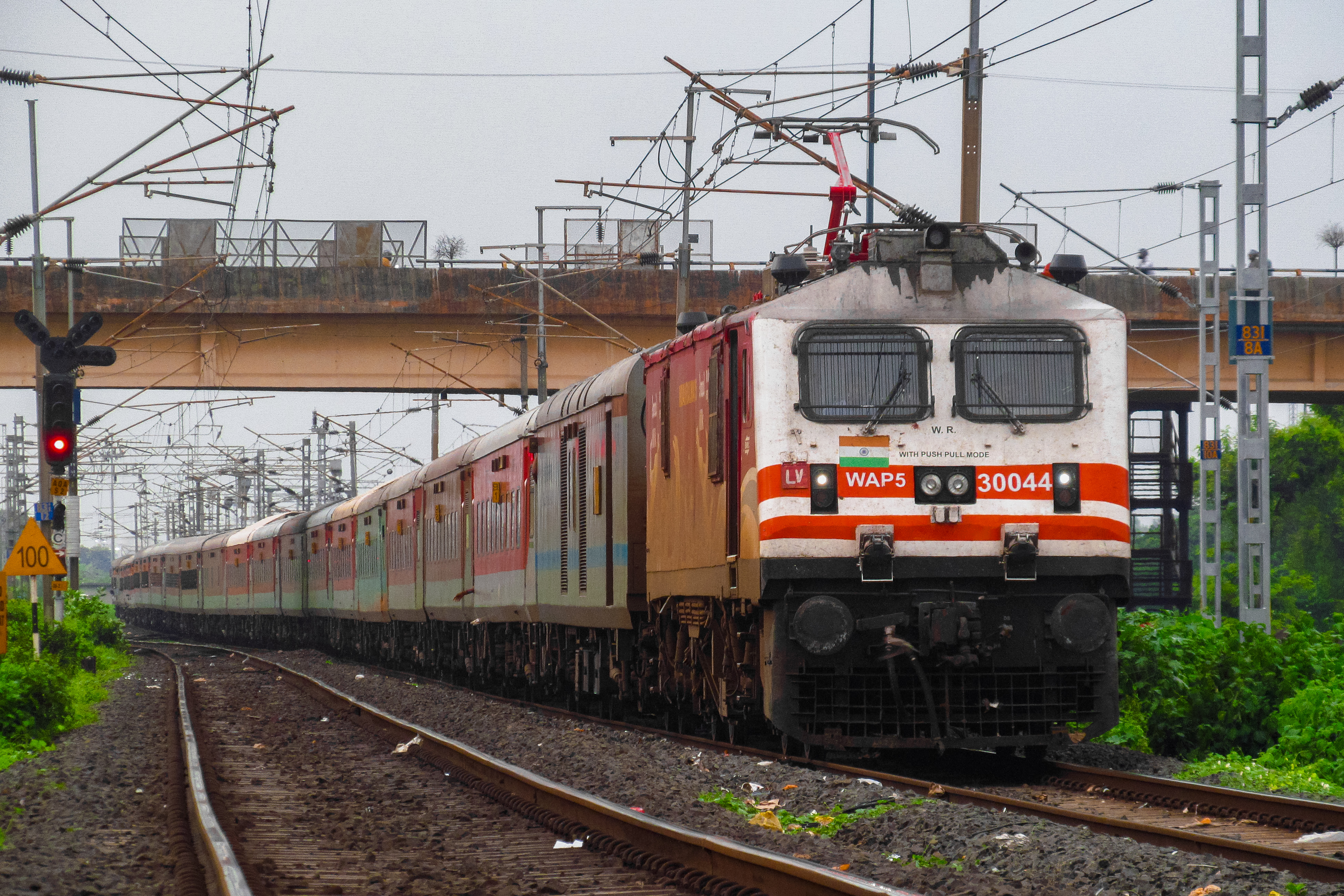 22122 Lucknow - Mumbai LTT AC SF Express photo 8