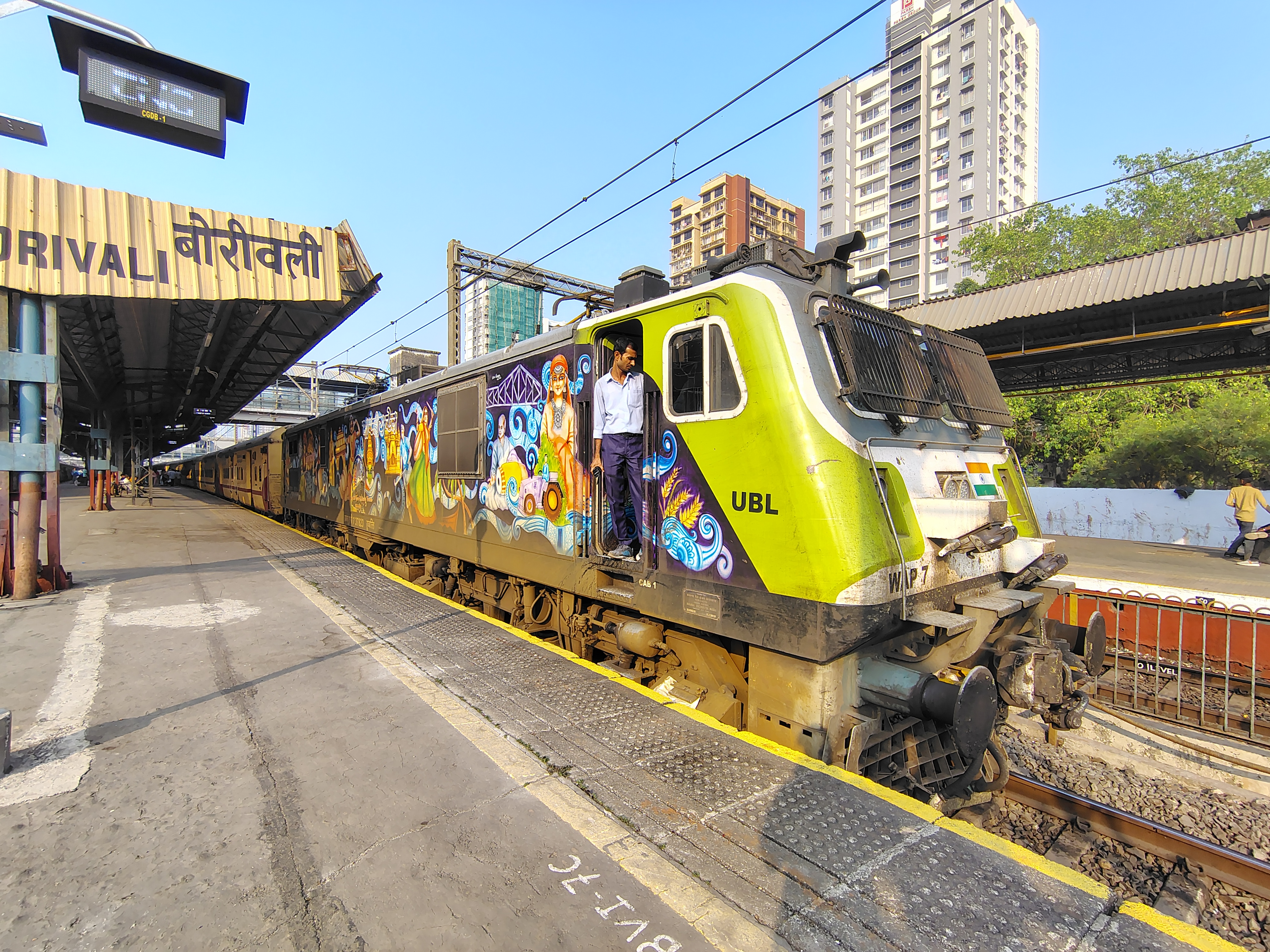 22916 Hisar - Bandra Terminus SF Express photo 5