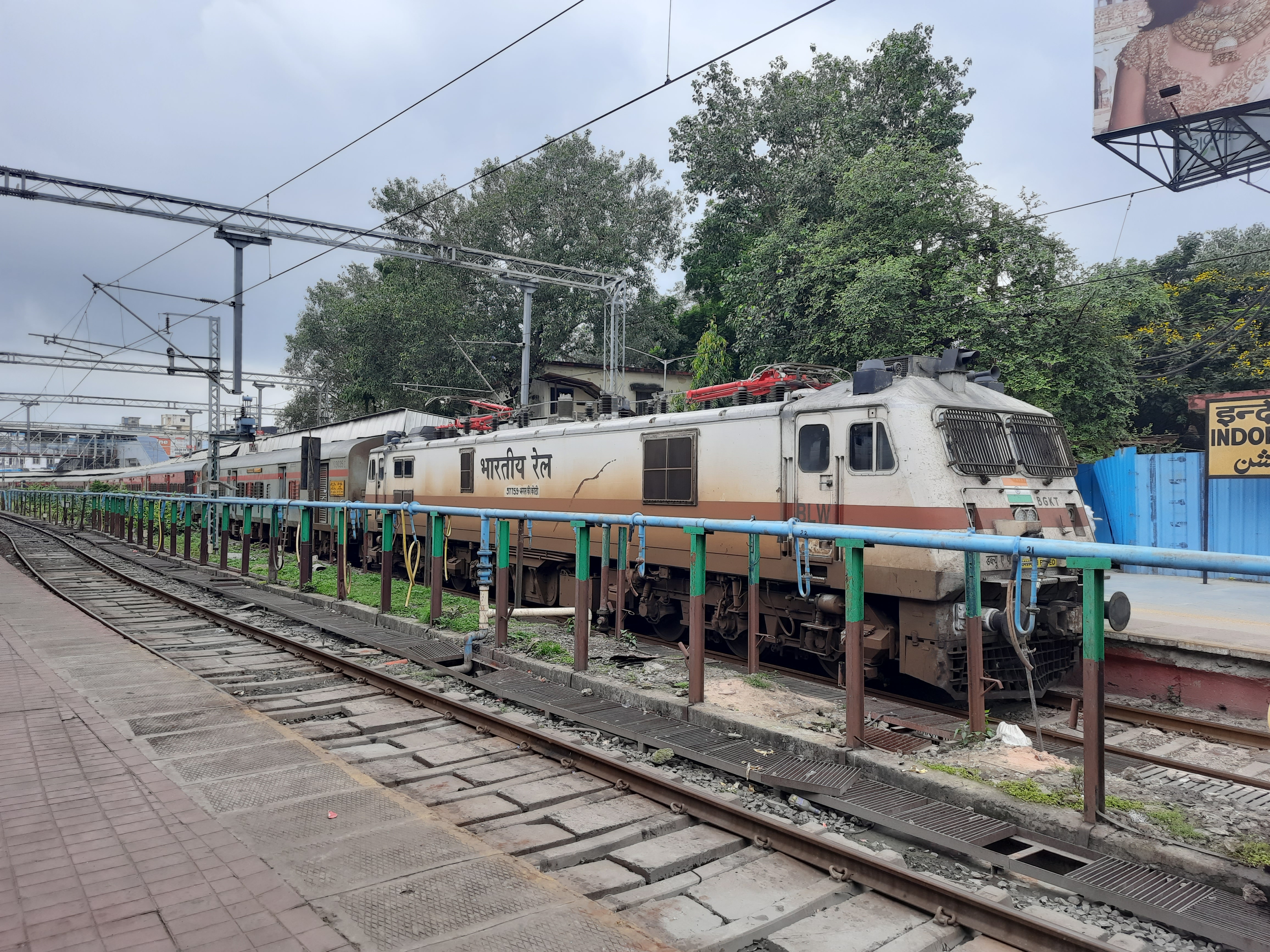 22943 Daund - Indore SF Express photo 1