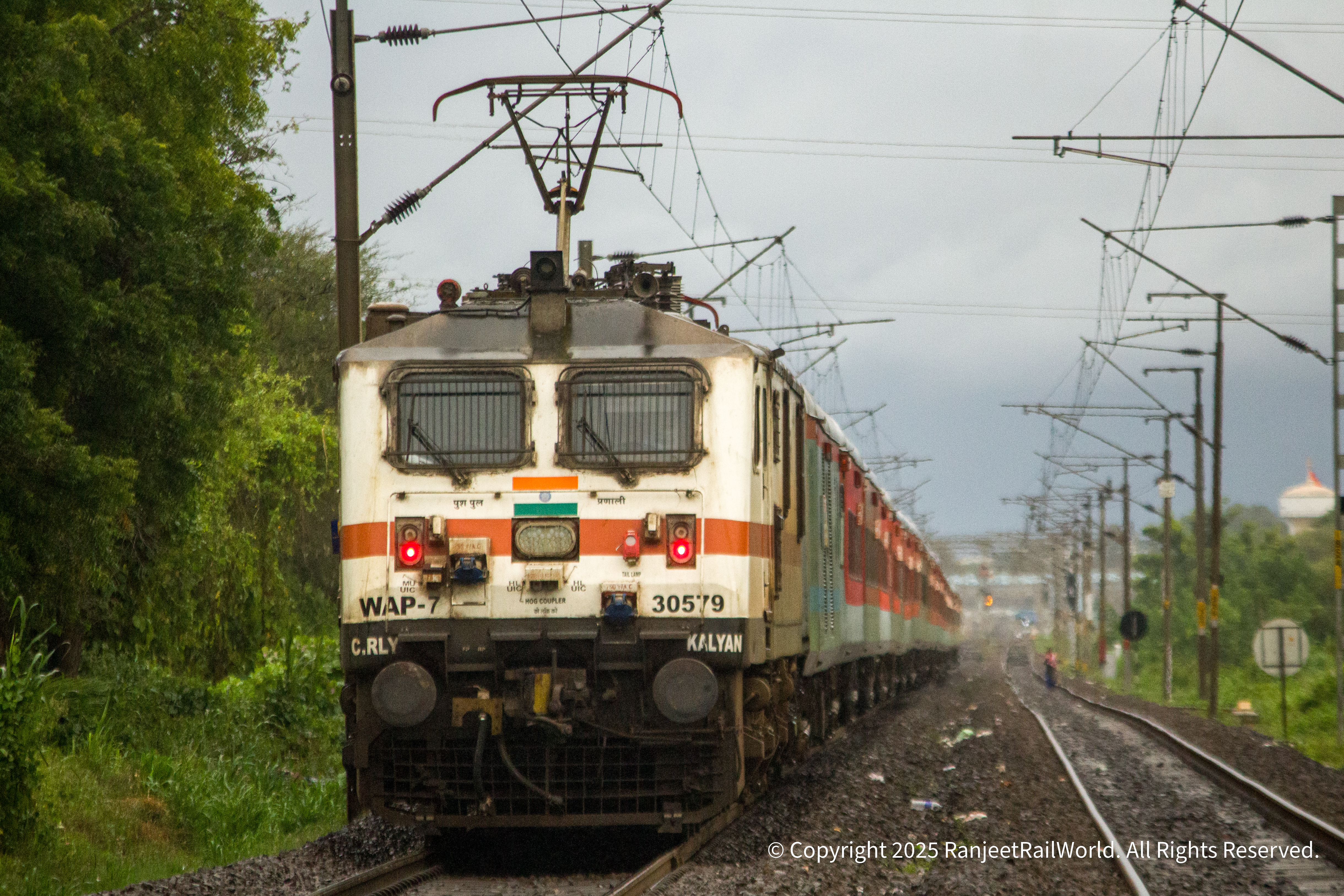 22221 Mumbai CSMT - Hazrat Nizamuddin Rajdhani Express photo 14