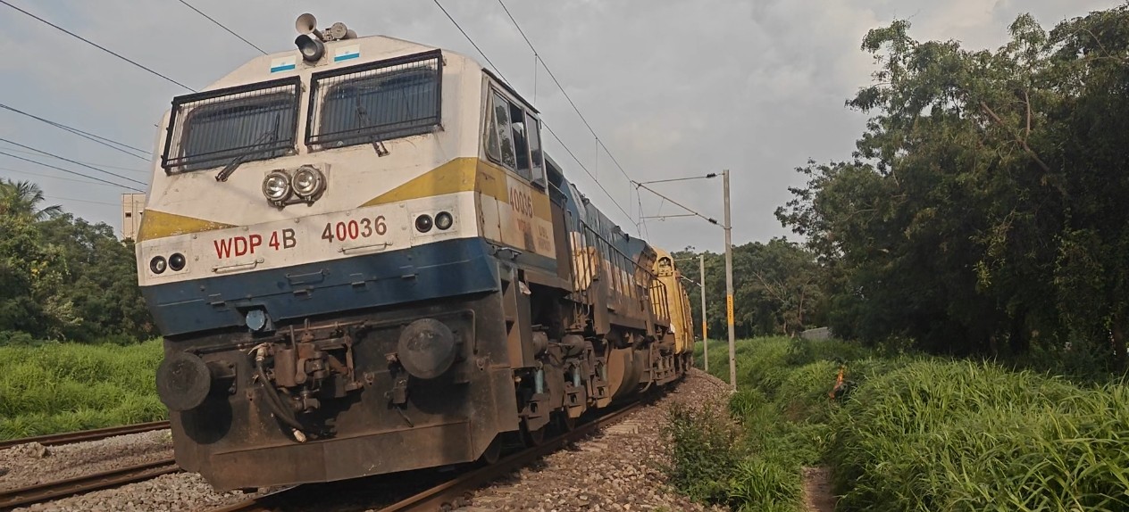 13135 Kolkata - Jaynagar Weekly Express photo 2