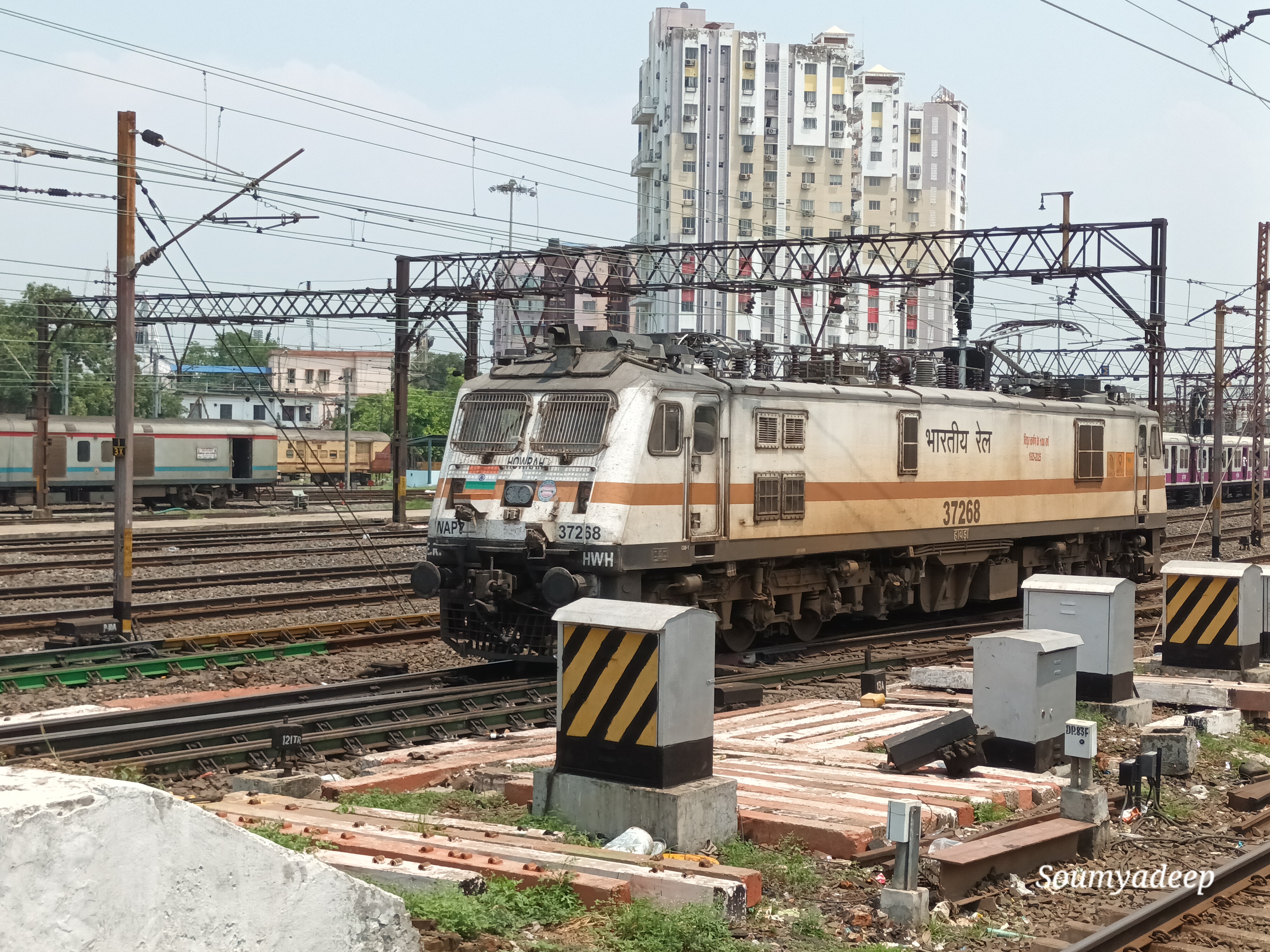 22121 Mumbai LTT - Lucknow AC SF Express photo 1