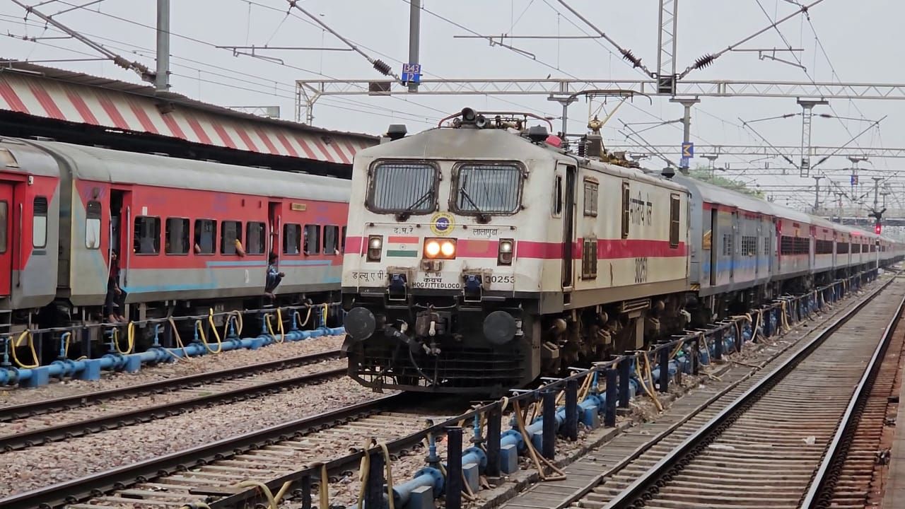 Lucknow Tejas Express (82502) to Halt at Tundla Station Starting 18th August