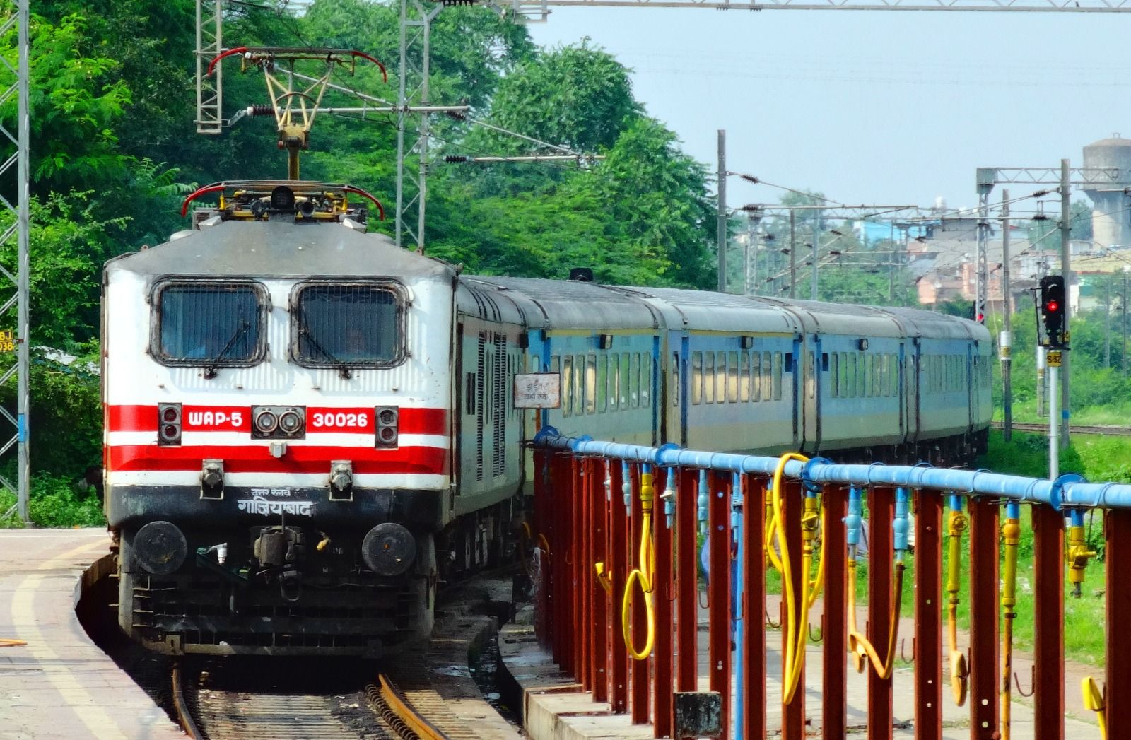भारतीय रेल की सबसे तेज़ गाड़ियां: भोपाल वंदे भारत और शताब्दी एक्सप्रेस की रफ्तार घटी, इतने समय में पहुँचेंगी 130 किमी/घंटा पर दौड़ते हुए
