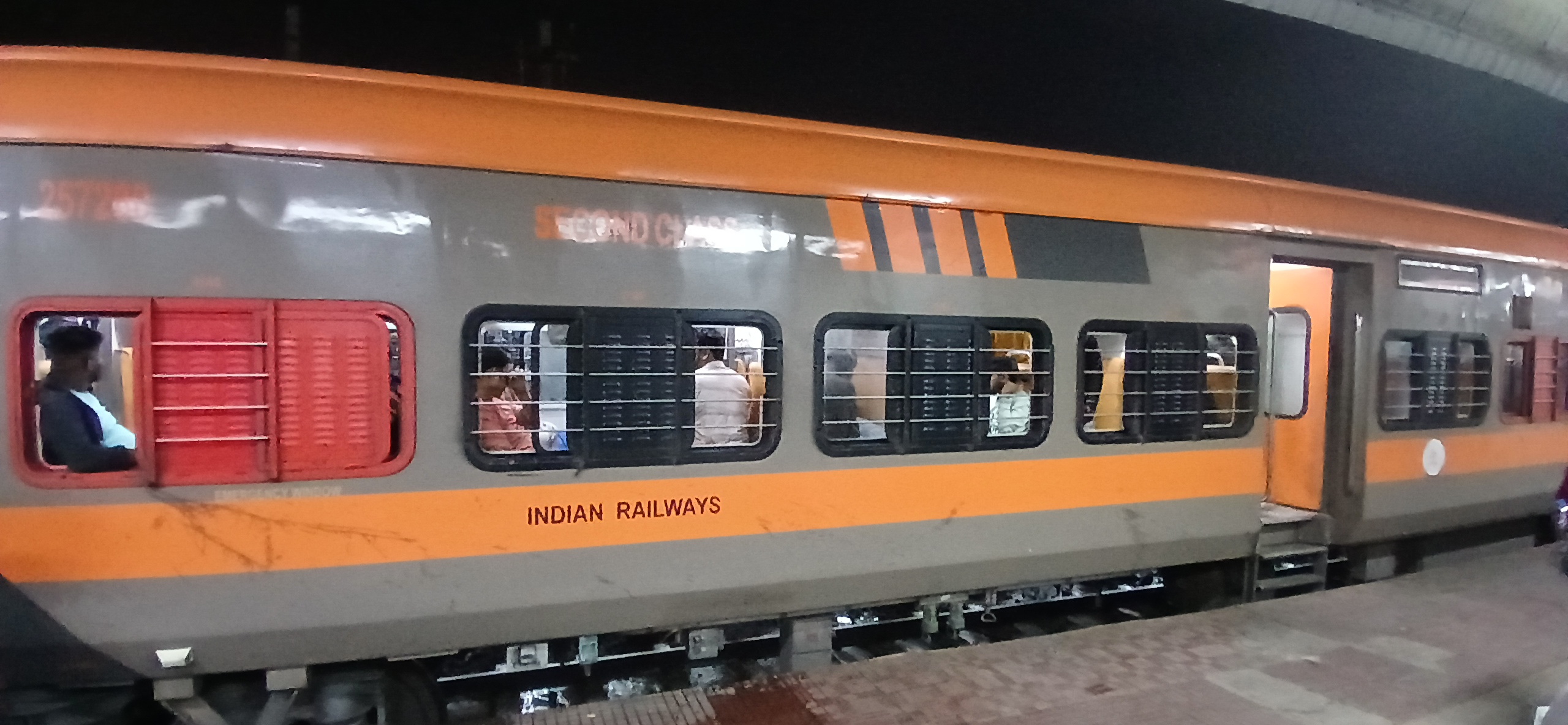 19021 Udhna - Brahmapur Amrit Bharat Express photo 5