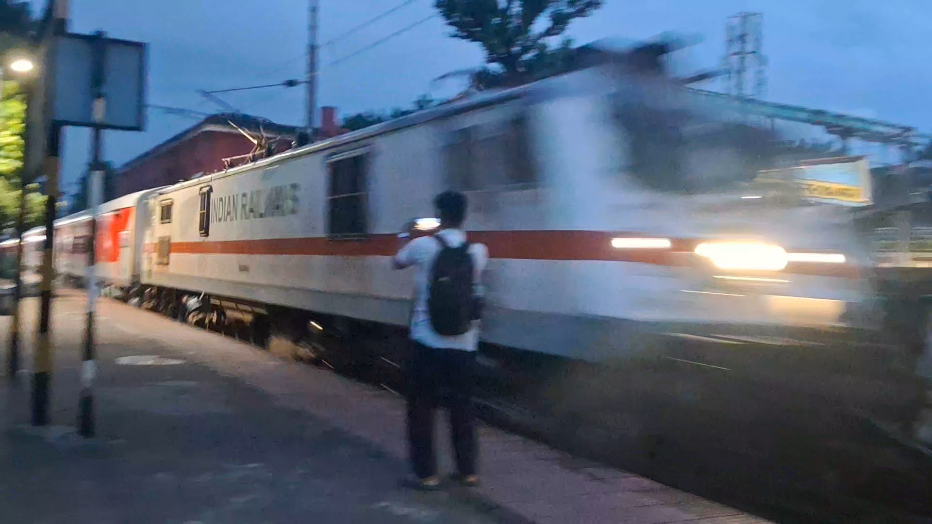 12583 Lucknow Jn. - Anand Vihar Terminal AC Double Decker Express photo 3