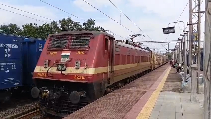 12906 Shalimar - Porbandar SF Express photo 9