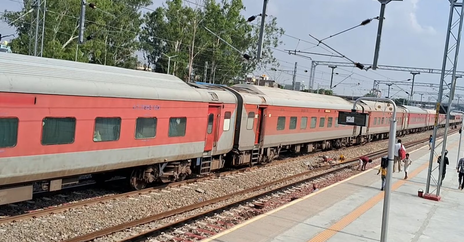 33851 Sealdah - Bangaon Local photo 7