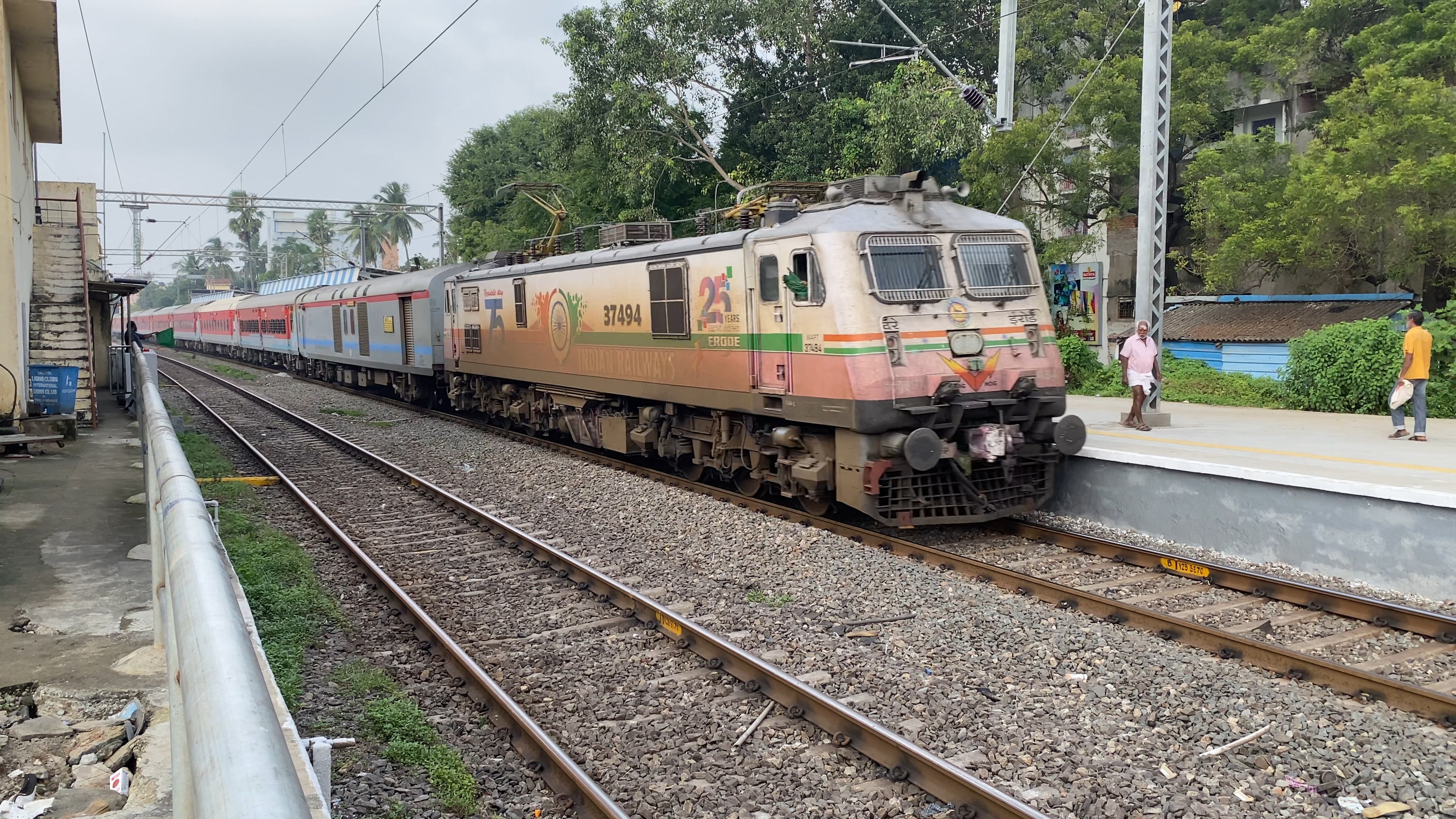 15567 Bapudham Motihari - Anand Vihar Terminal Amrit Bharat Express photo 5